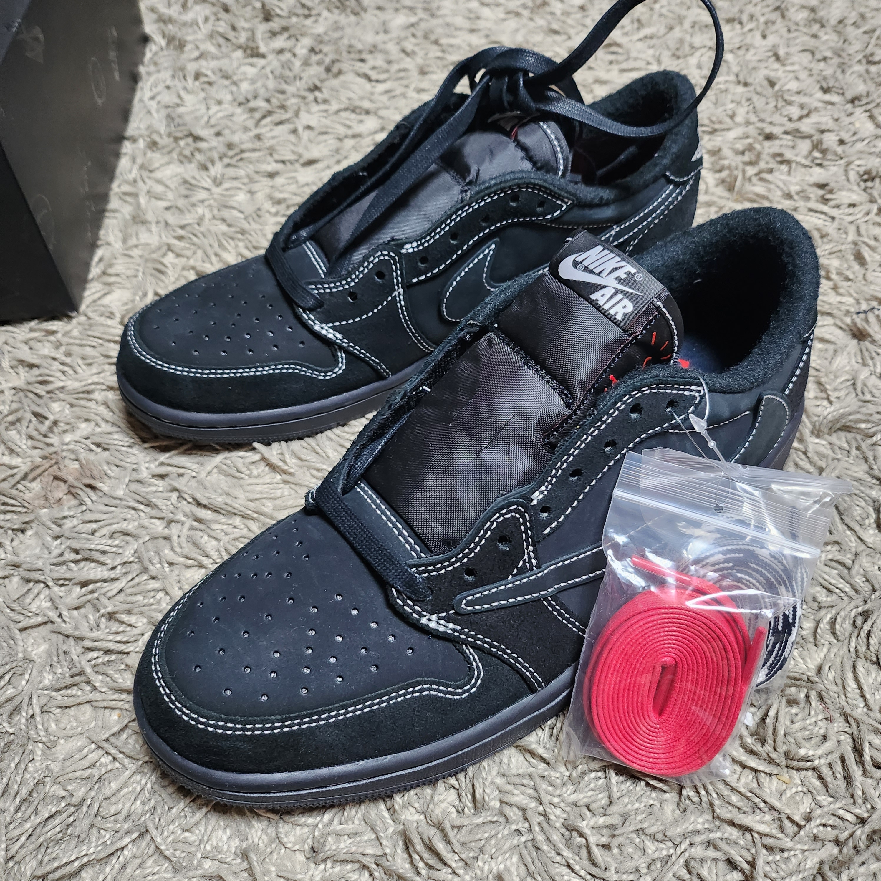 Jordan 1 x Travis Scott Retro Low OG SP Black Phantom 착용 스타일 - 4
