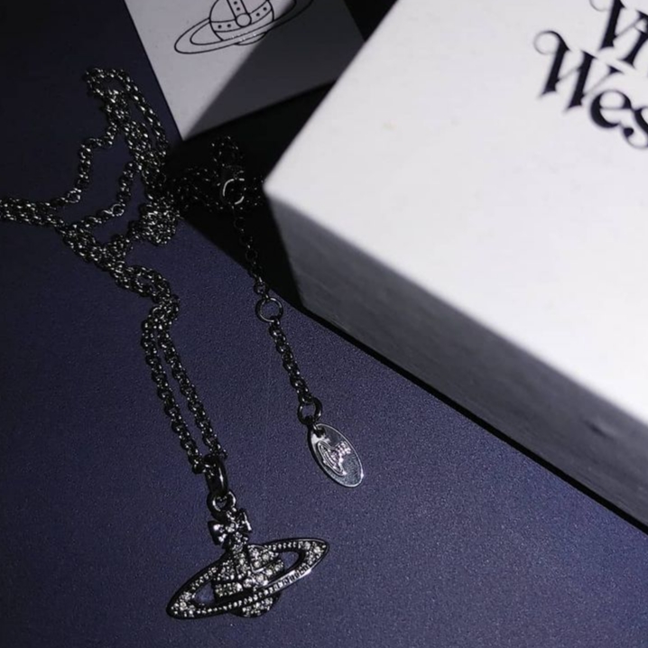 Vivienne Westwood Mini Bas Relief Pendant Gun Metal 착용 스타일