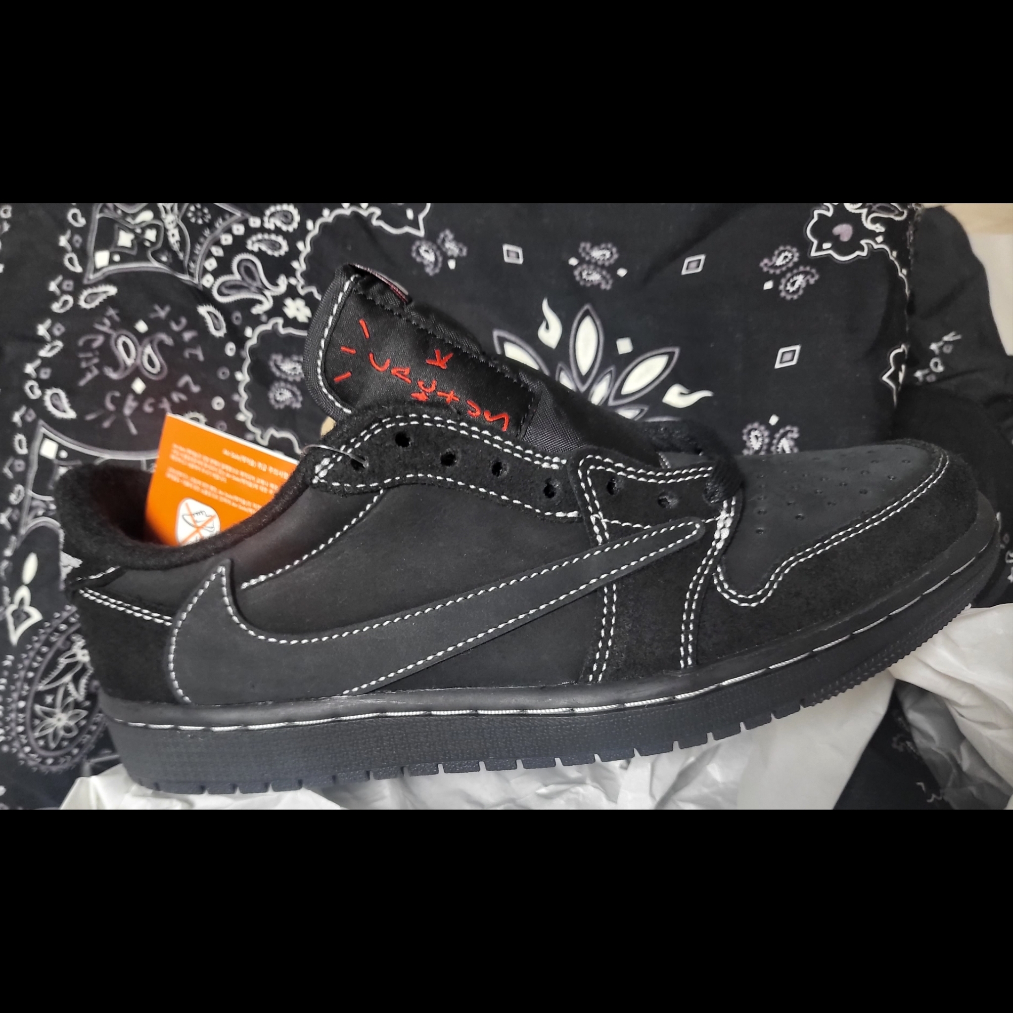 Jordan 1 x Travis Scott Retro Low OG SP Black Phantom 착용 스타일 - 2
