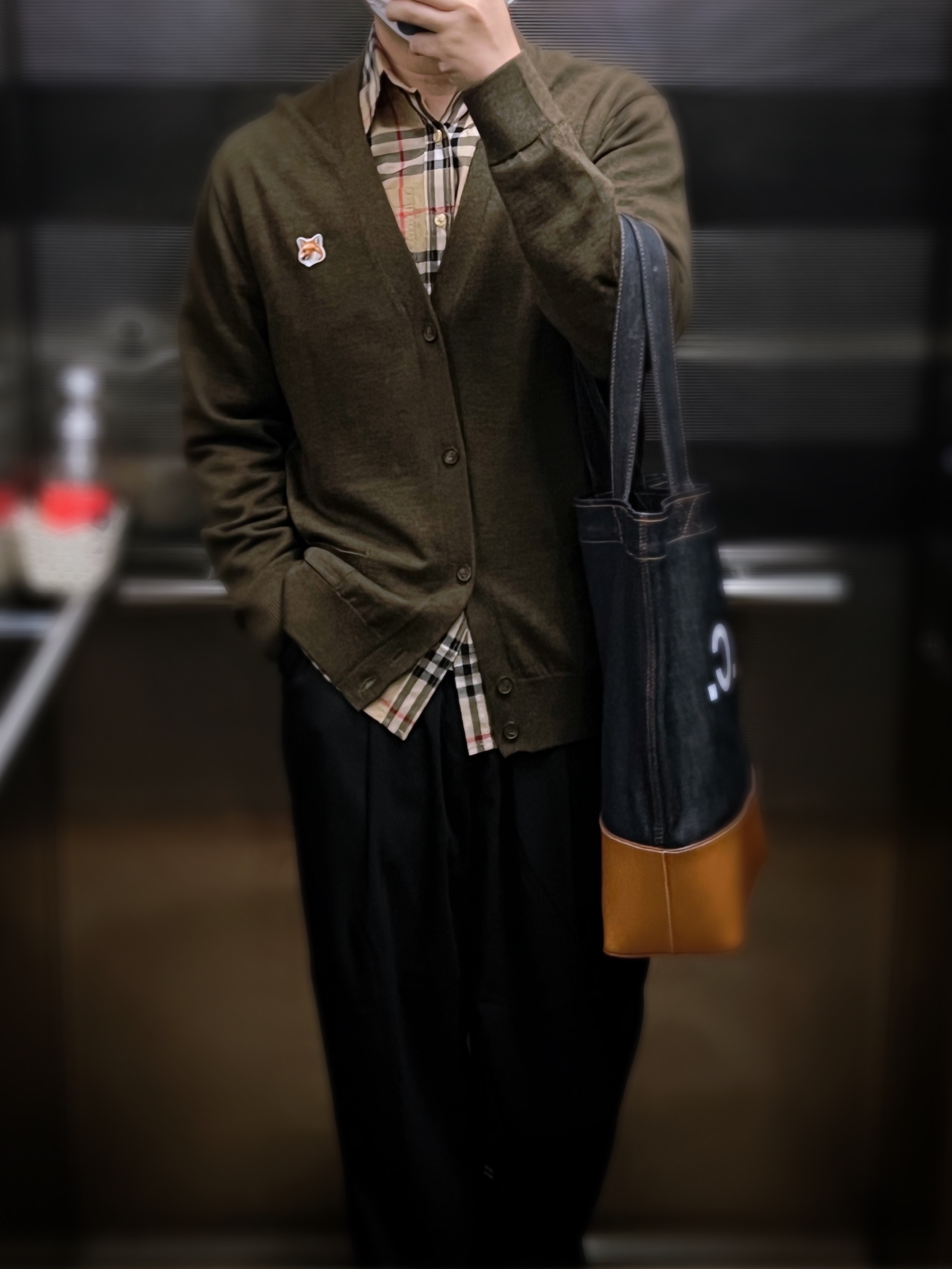 Jordan 1 x Zion Williamson Retro Low OG Flax and Oil Green, A.P.C. Axelle Tote Bag Denim Caramel 착용 스타일 - 3