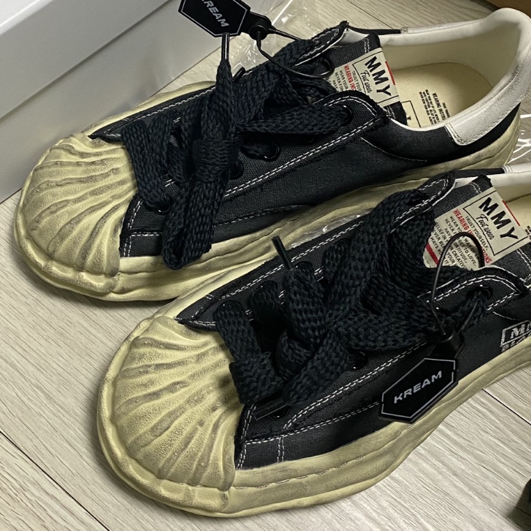 Maison Mihara Yasuhiro Blakey OG Sole Distressed Canvas Low-top Sneakers Black 착용 스타일