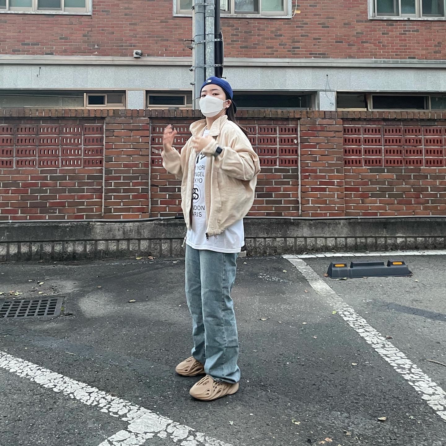 Adidas Yeezy Foam RNNR Ochre, Stussy World Tour T-Shirt White 착용 스타일 - 1