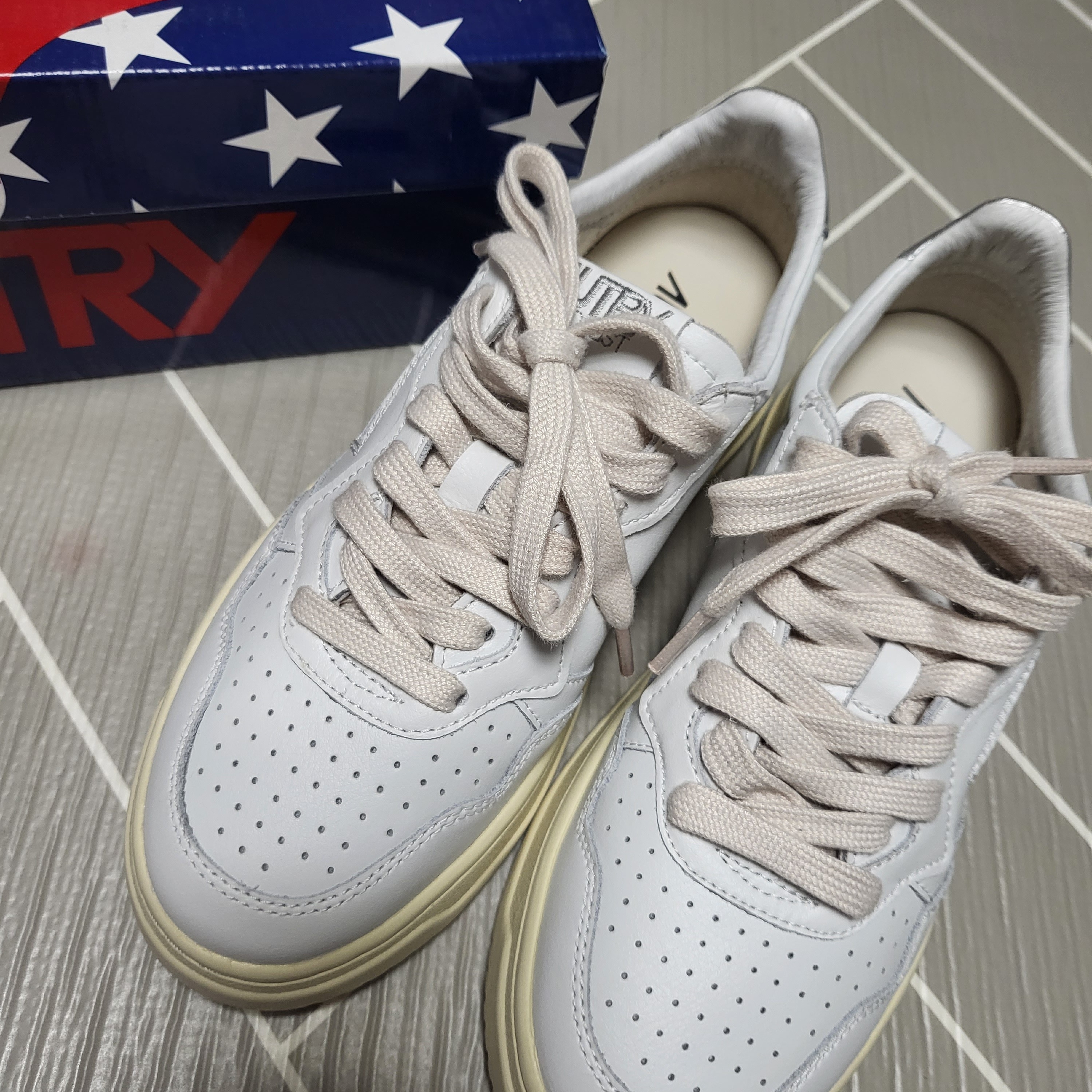 (W) Autry Medalist Low Leather Sneakers White Silver 착용 스타일 - 1