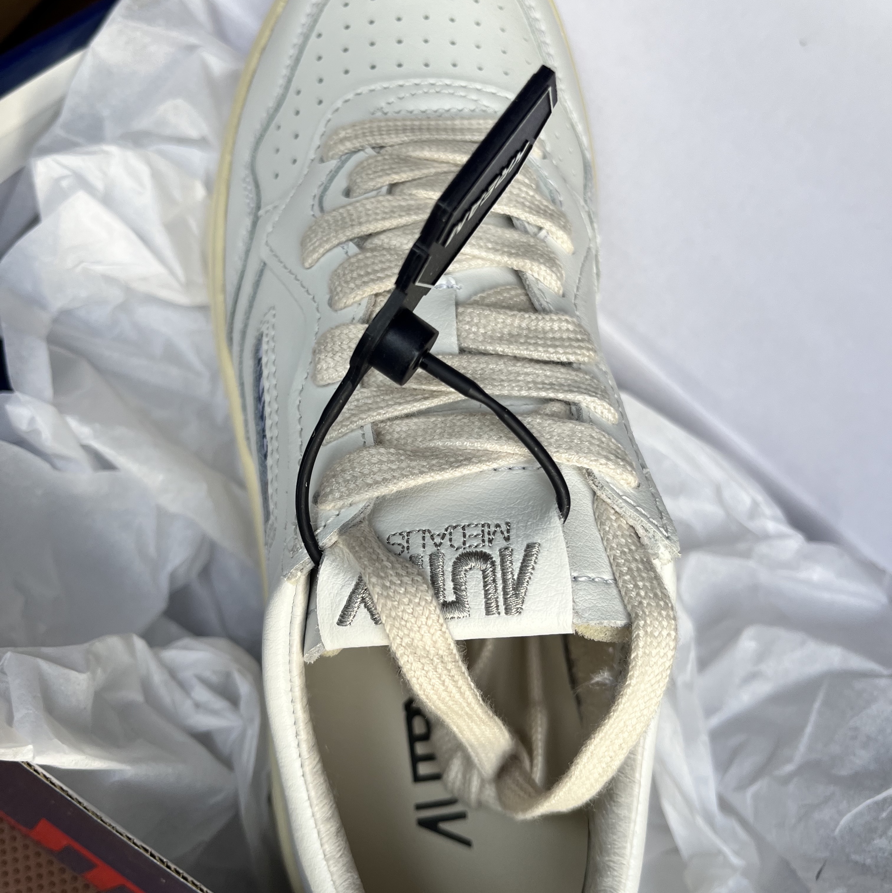 (W) Autry Medalist Low Leather Sneakers White 착용 스타일 - 2
