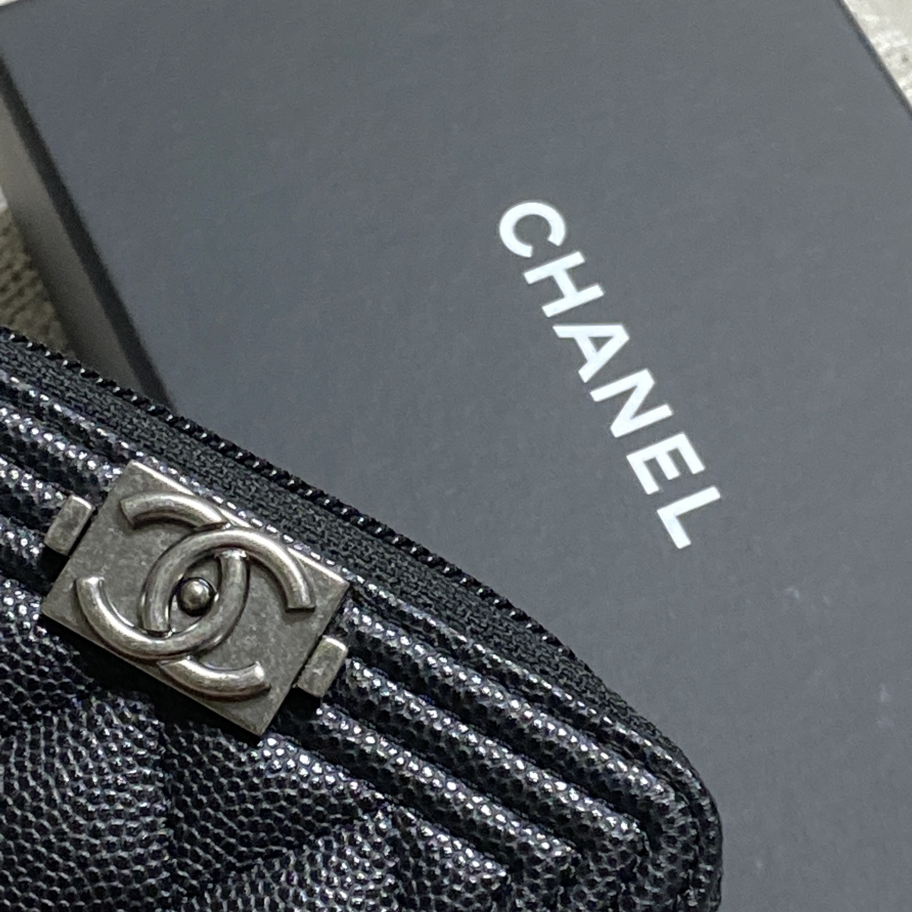 Chanel Boy Chanel Zipped Coin Purse Grained Calfskin & Ruthenium Black 착용 스타일