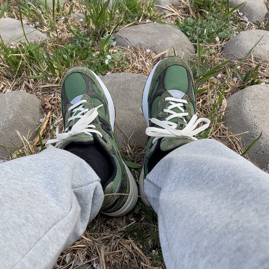 New Balance x JJJJound 992 Made in USA Mossy Green 착용 스타일 - 1