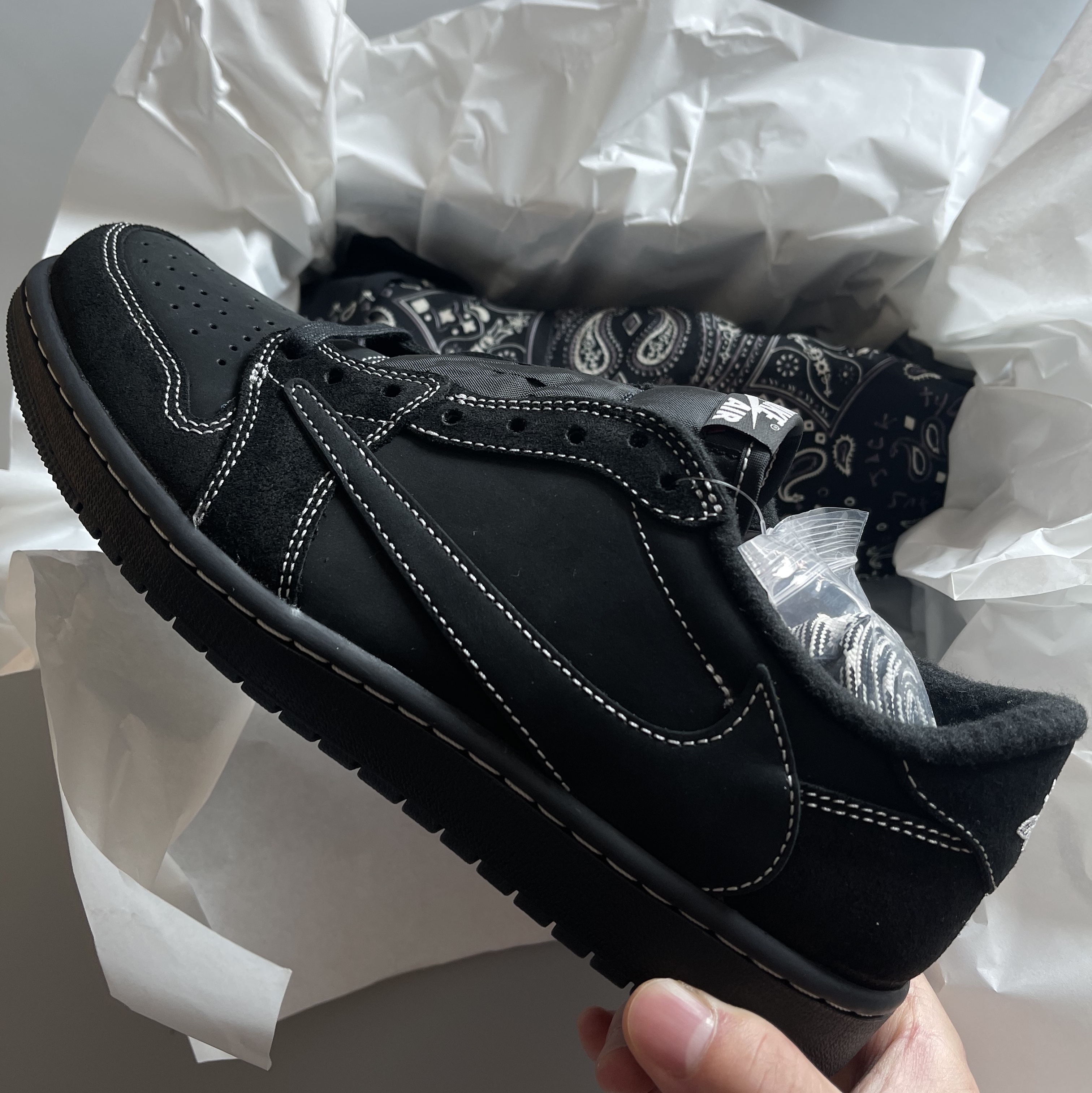 Jordan 1 x Travis Scott Retro Low OG SP Black Phantom 착용 스타일 - 1