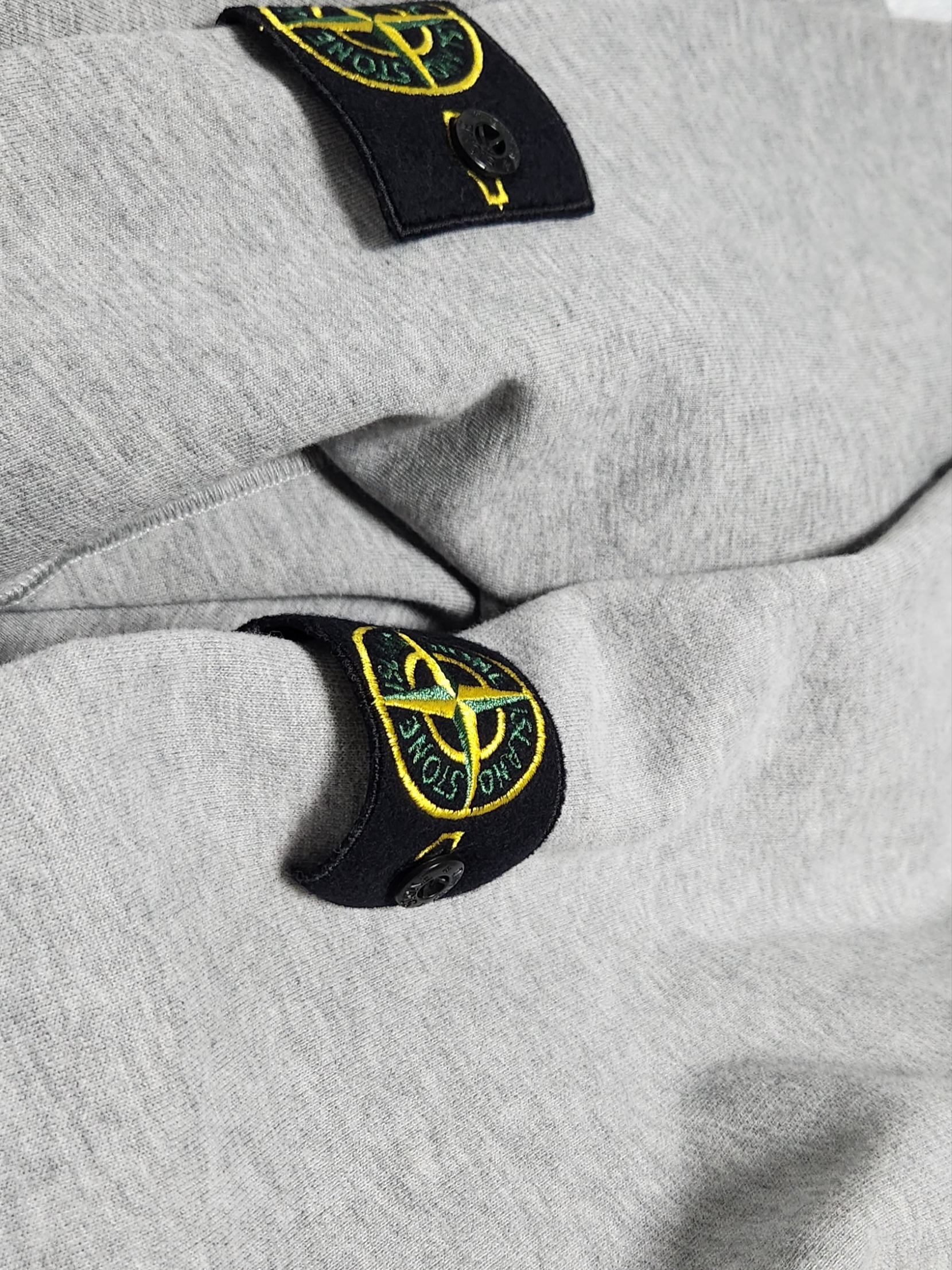 Stone Island 64220 Full Zip Hooded Sweatshirt Melange Grey - 22FW, Stone Island 64251 Cotton Fleece Full Zip Hooded Sweatshirt Grey - 23SS 착용 스타일