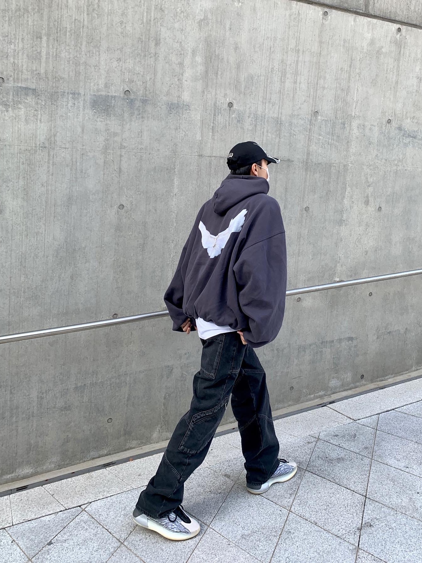 Adidas Yeezy QNTM BSKTBL, Yeezy Gap Engineered By Balenciaga Dove Hoodie Black 착용 스타일 - 2