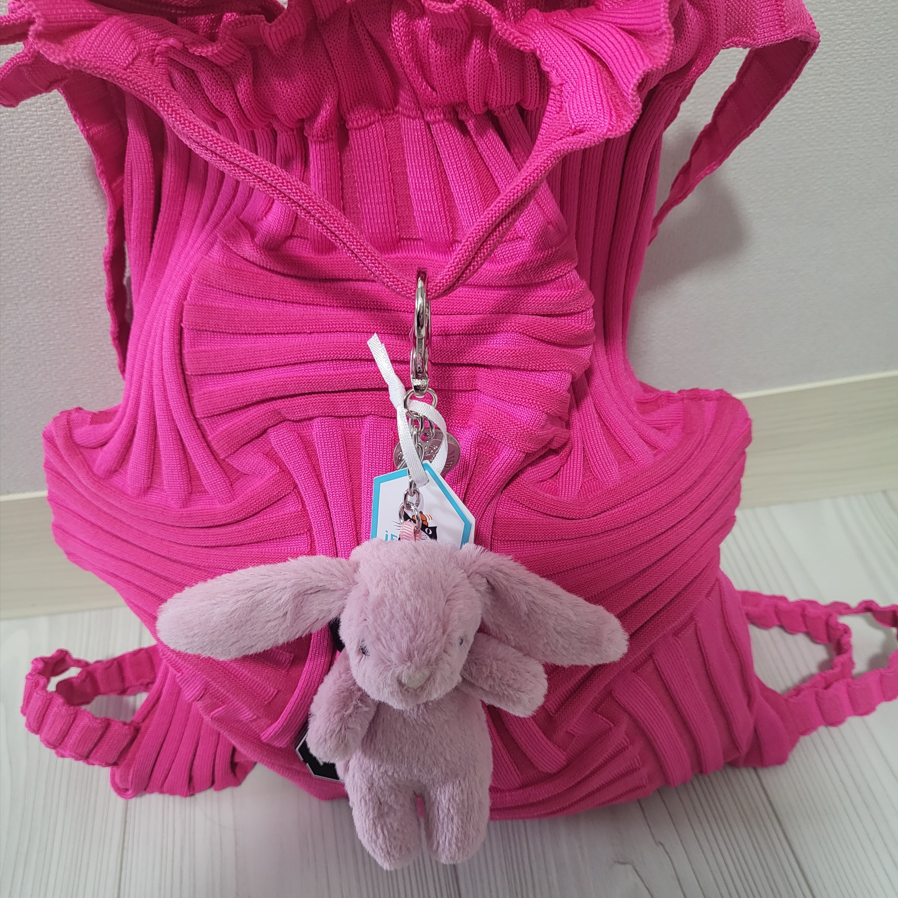 Jellycat Bashful Bunny Bag Charm Tulip 착용 스타일