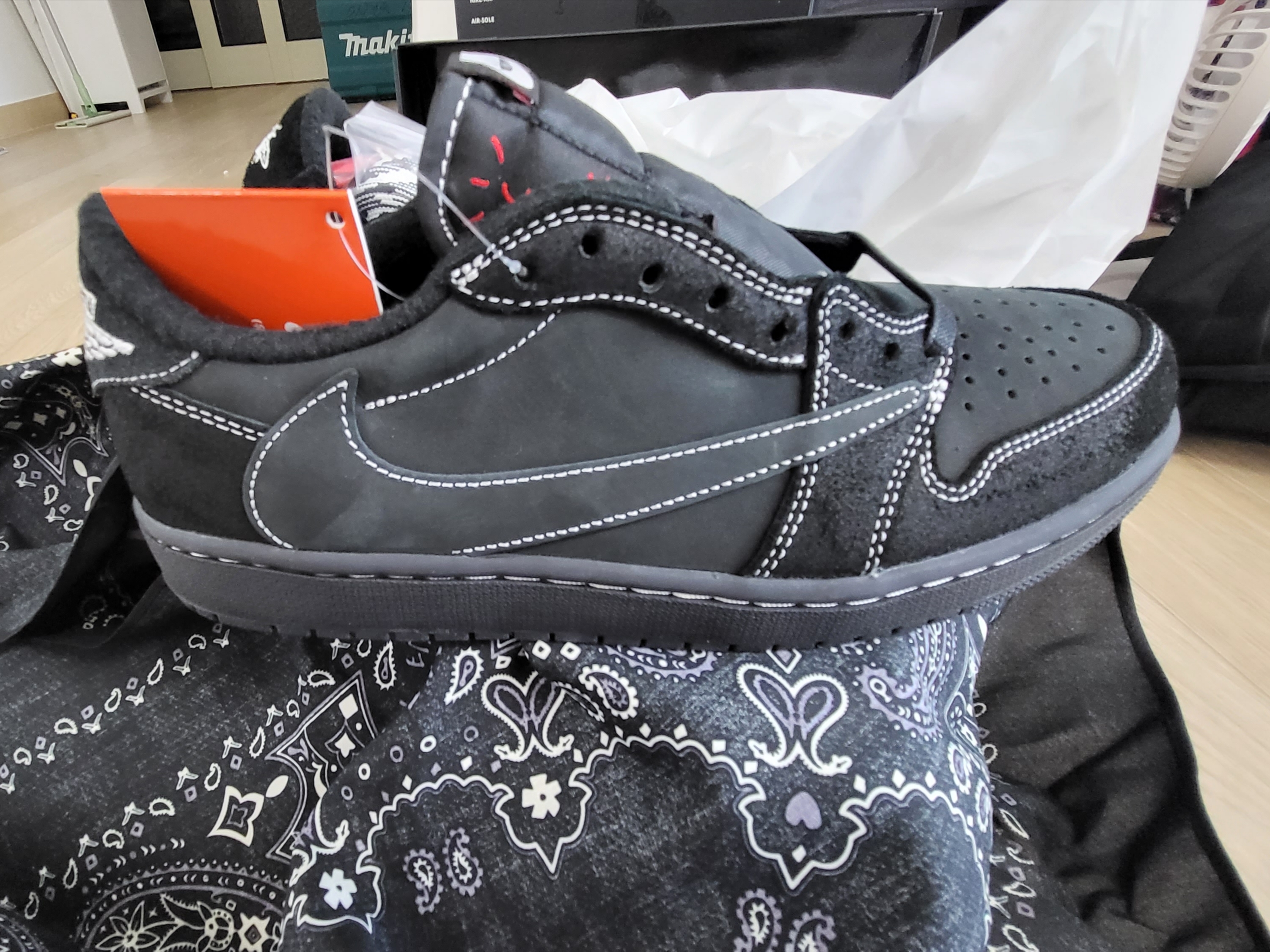 Jordan 1 x Travis Scott Retro Low OG SP Black Phantom 착용 스타일 - 1