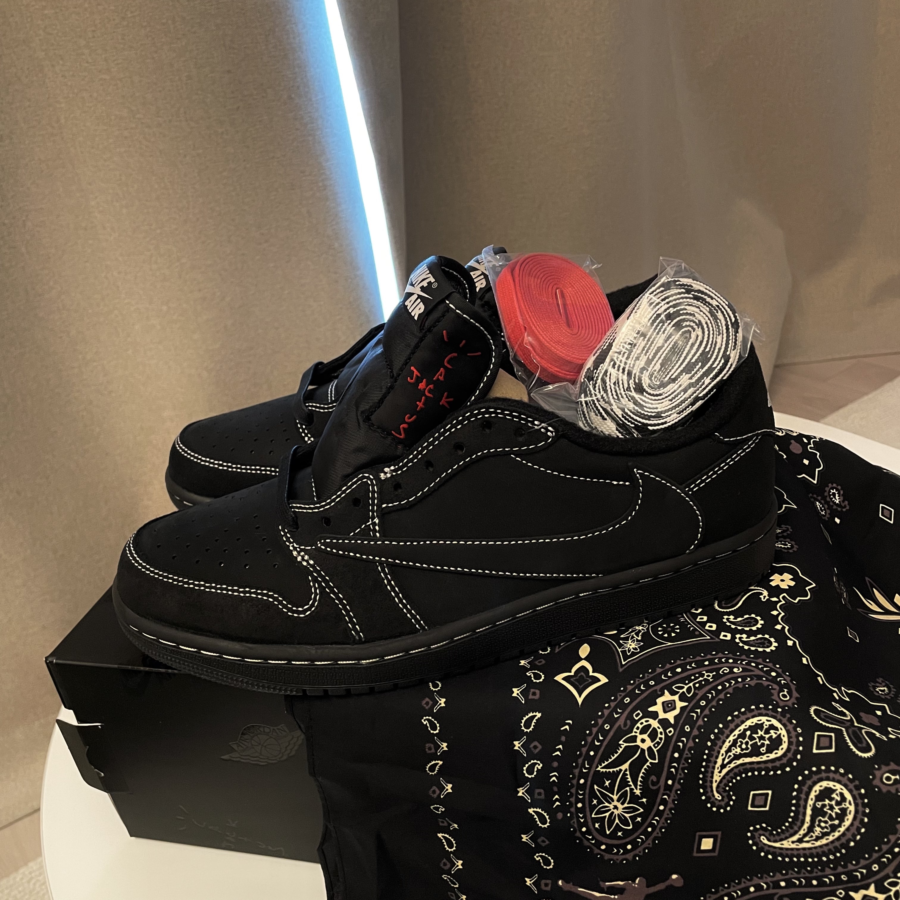 Jordan 1 x Travis Scott Retro Low OG SP Black Phantom 착용 스타일