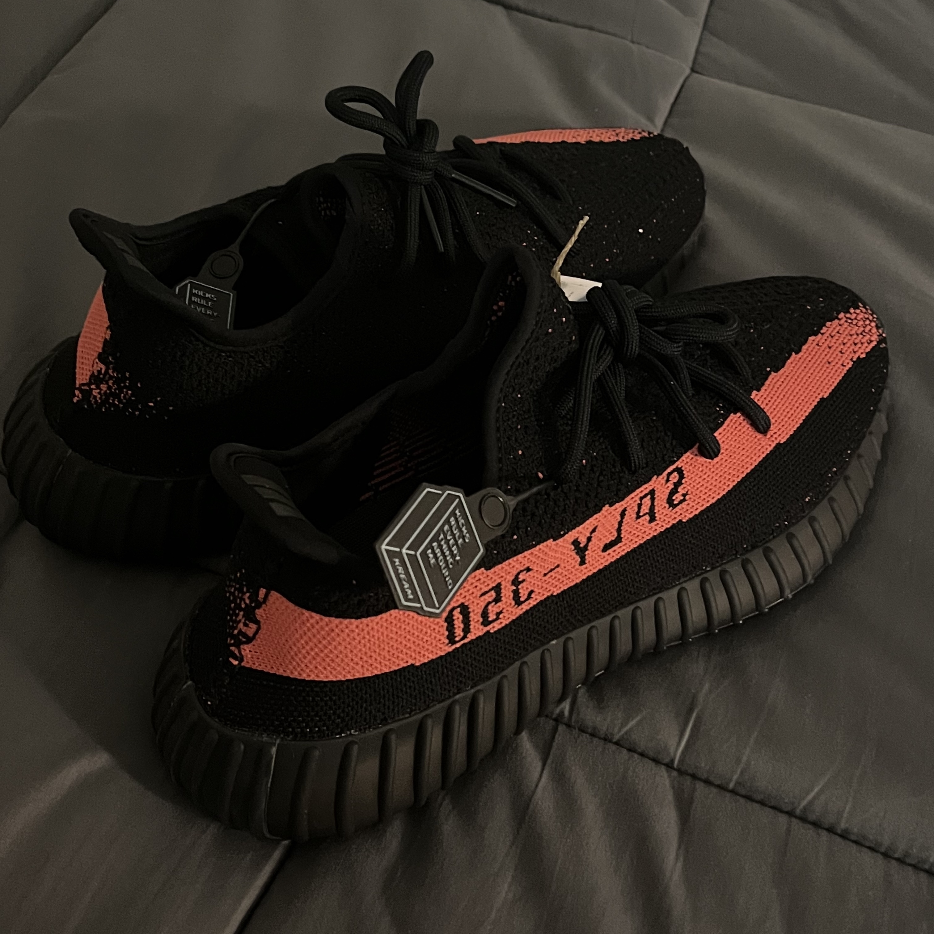 Adidas Yeezy Boost 350 V2 Core Black Red 2022/2023 착용 스타일 - 2