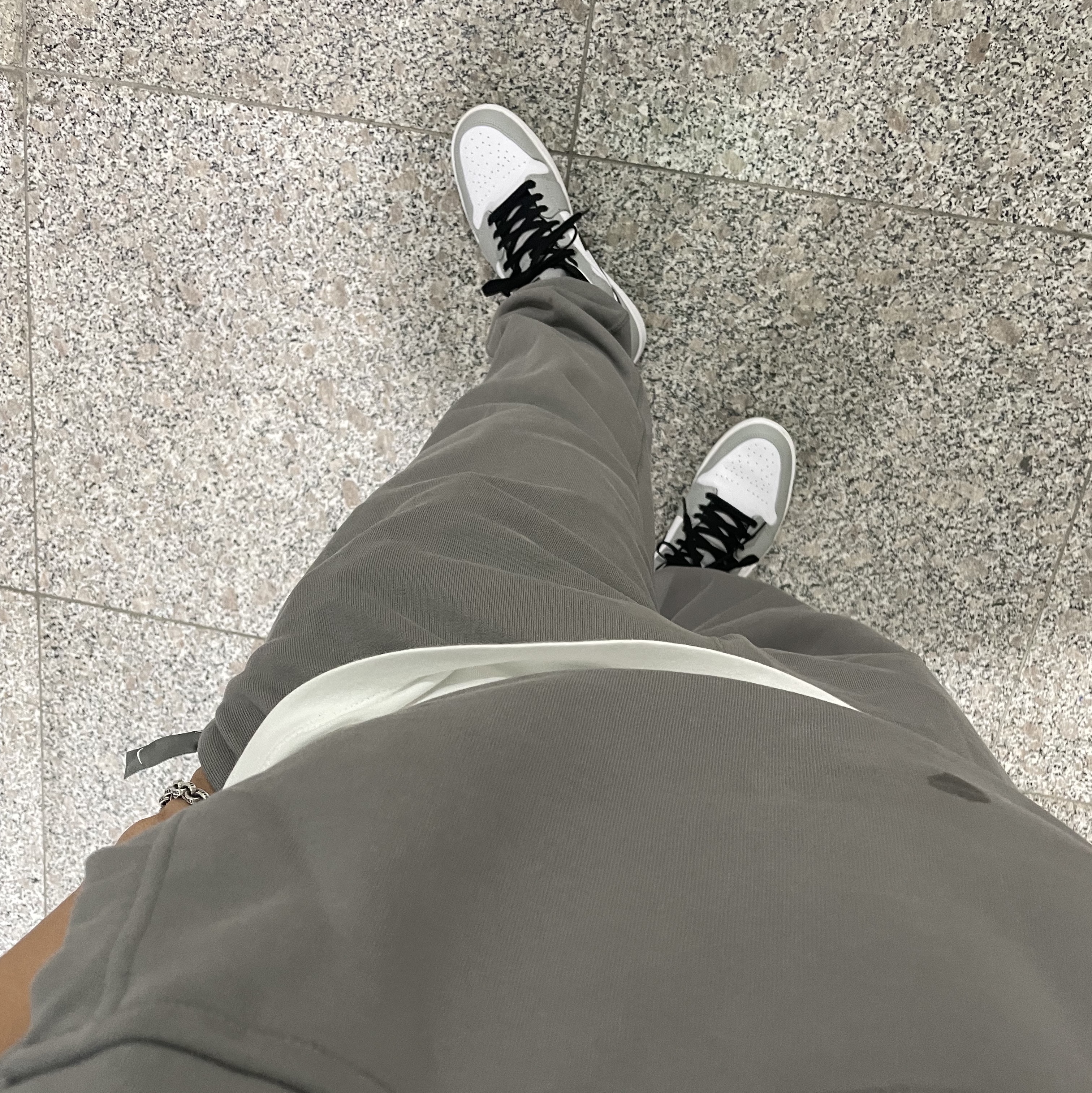 Jordan 1 Mid Light Smoke Grey 착용 스타일 - 3