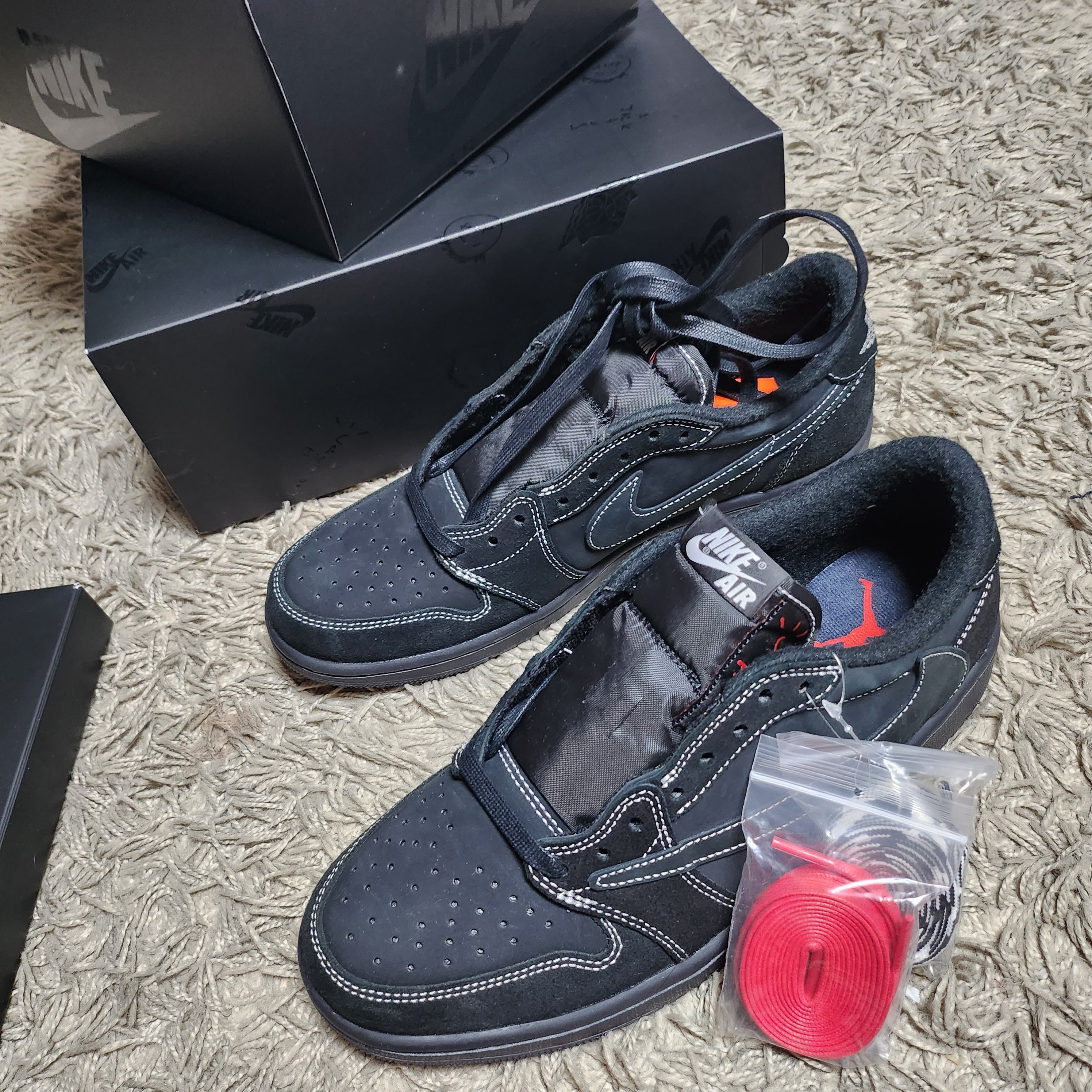 Jordan 1 x Travis Scott Retro Low OG SP Black Phantom 착용 스타일 - 3