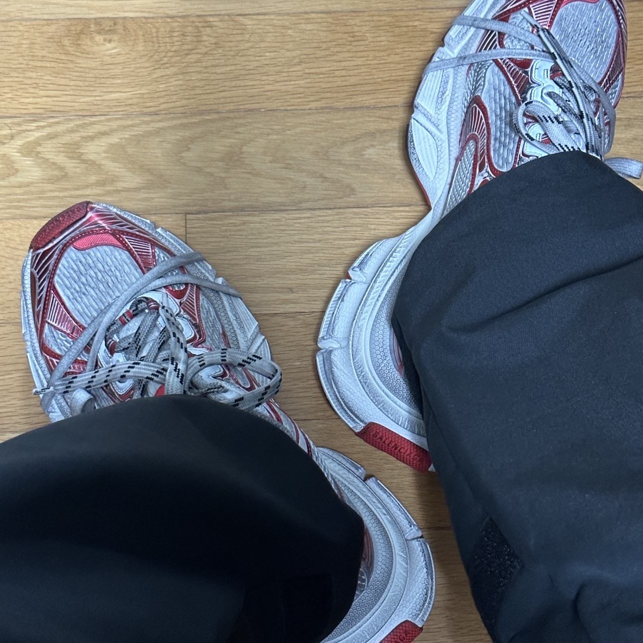 Balenciaga 3XL Sneakers White Red 착용 스타일 - 3