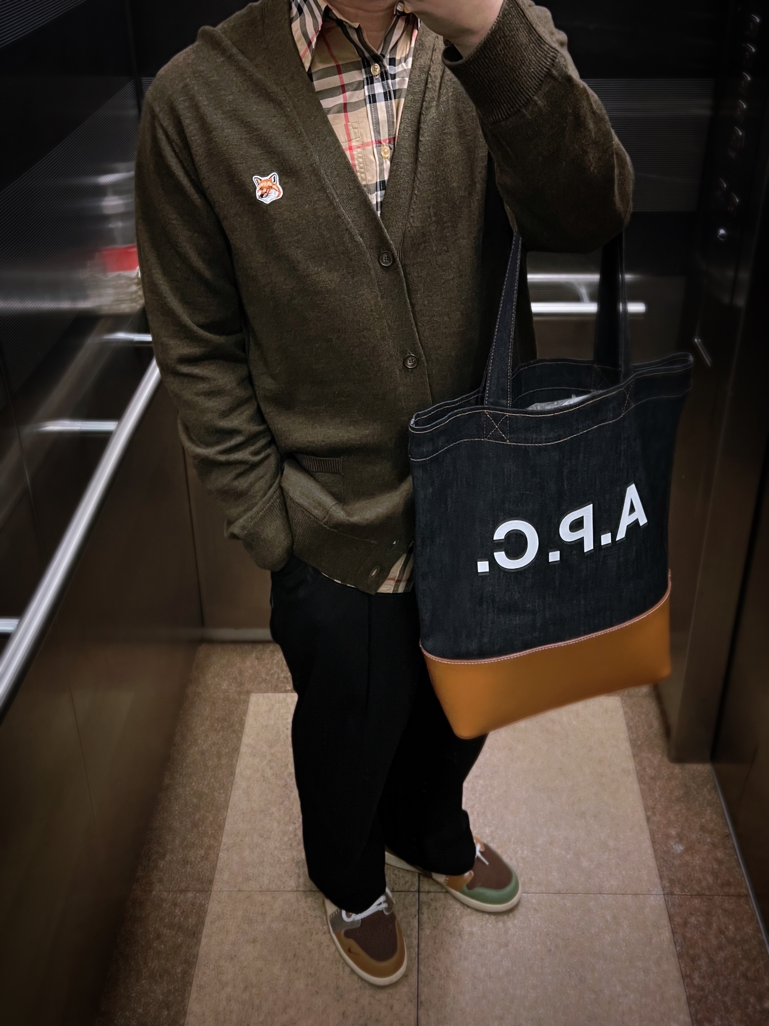 Jordan 1 x Zion Williamson Retro Low OG Flax and Oil Green, A.P.C. Axelle Tote Bag Denim Caramel 착용 스타일 - 1