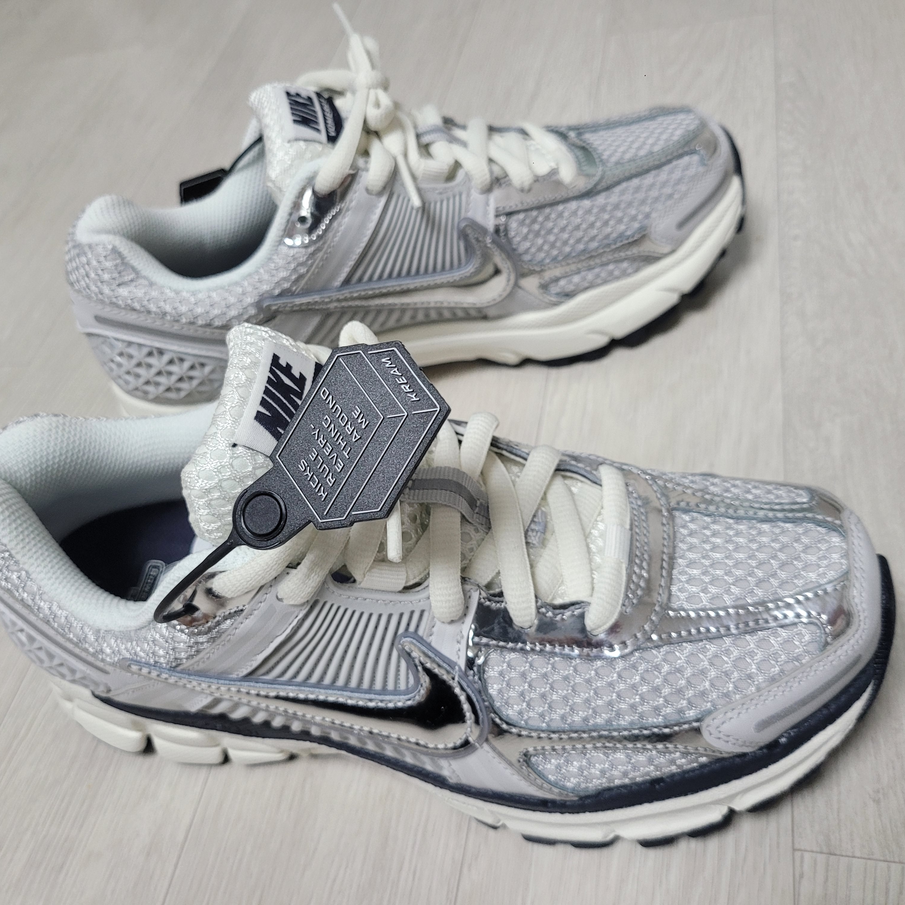 (W) Nike Zoom Vomero 5 Photon Dust and Metallic Silver 착용 스타일