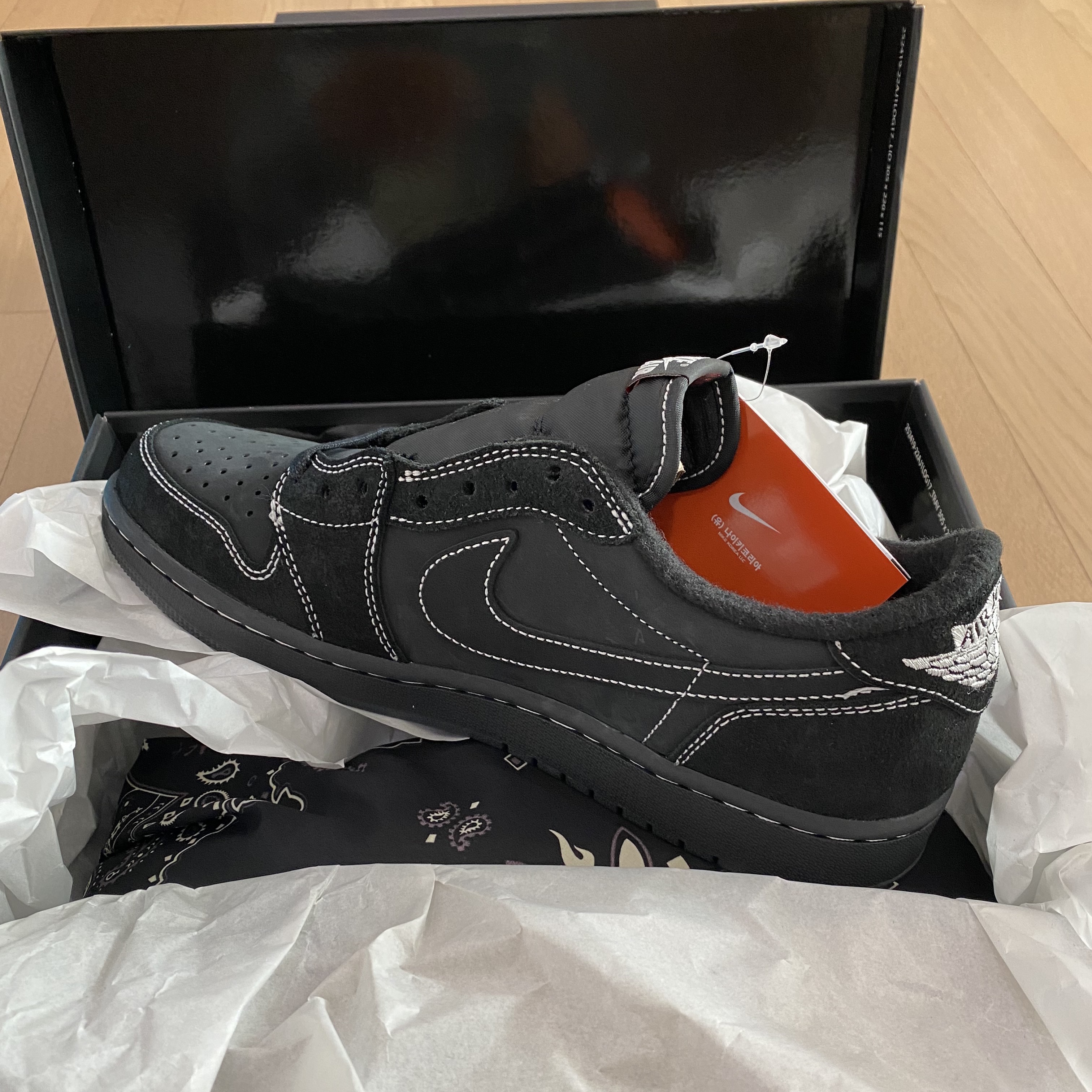 Jordan 1 x Travis Scott Retro Low OG SP Black Phantom 착용 스타일 - 3