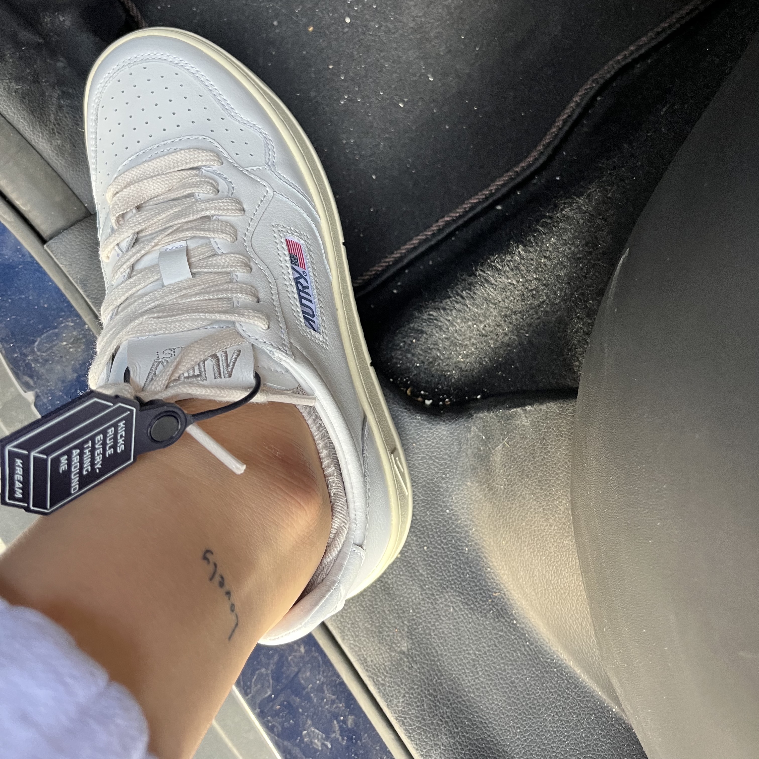 (W) Autry Medalist Low Leather Sneakers White 착용 스타일 - 4