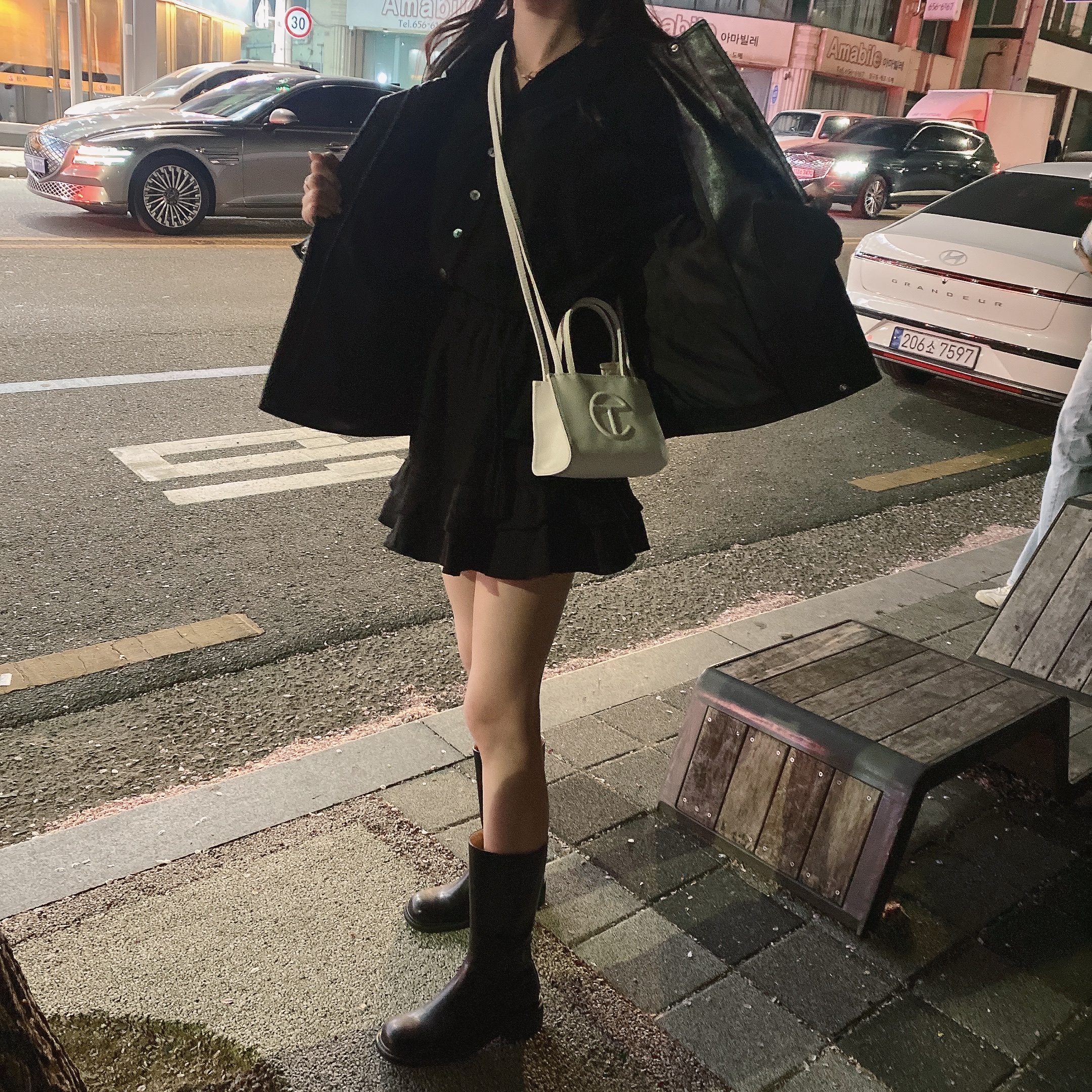 Telfar Small Shopping Bag White 착용 스타일