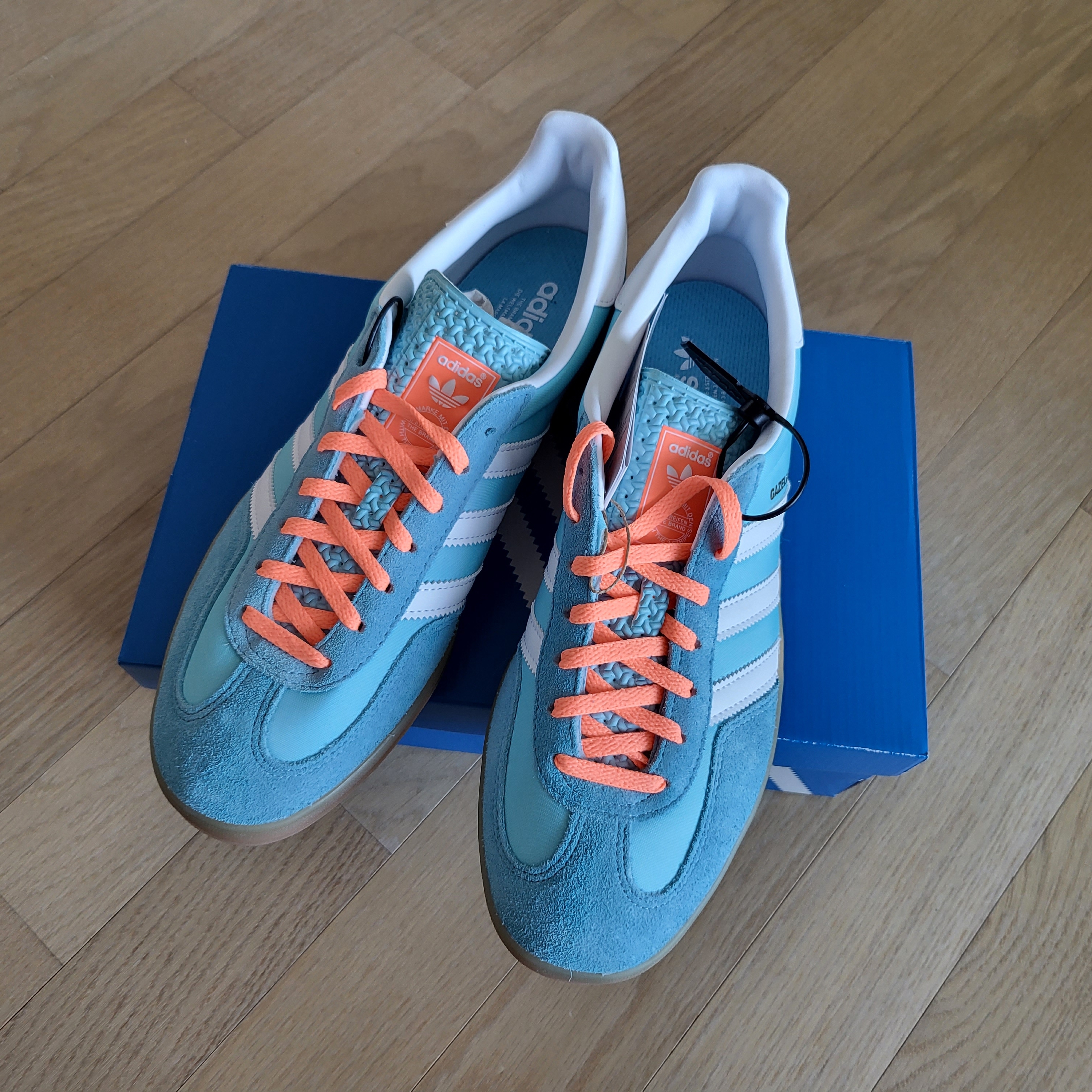 Adidas Gazelle Indoor Preloved Blue White 착용 스타일 - 2