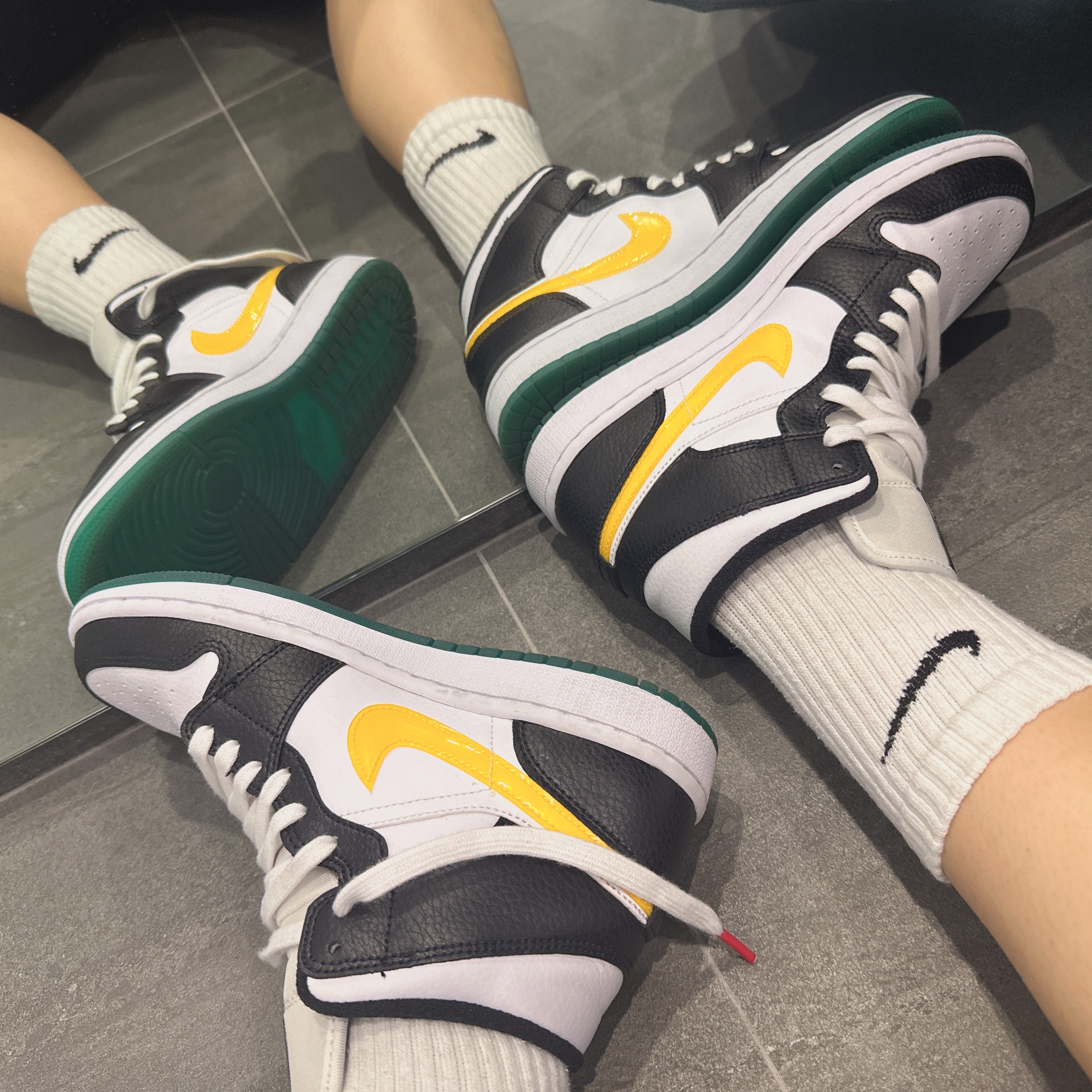 (W) Jordan 1 Mid Alternate Swooshes 착용 스타일