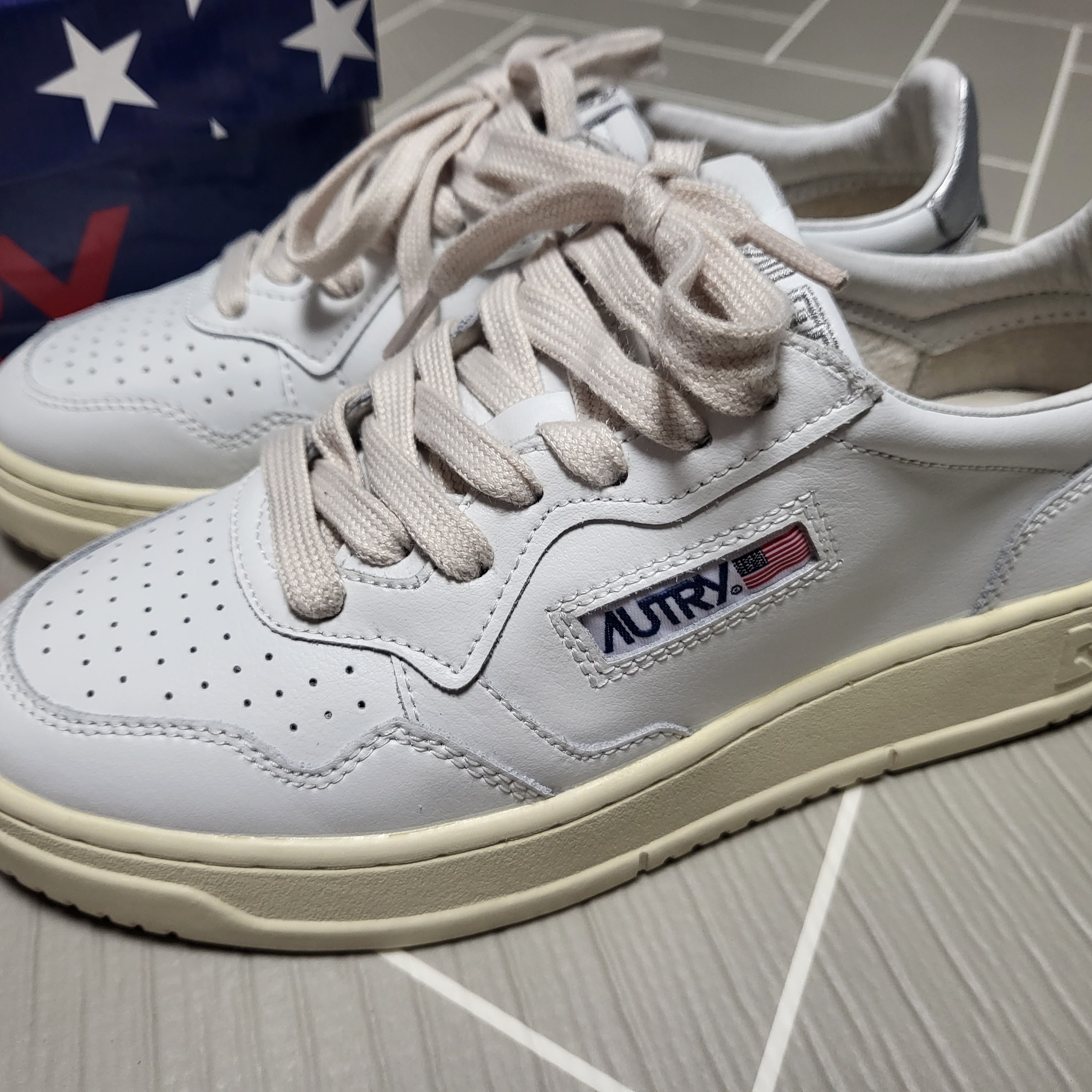 (W) Autry Medalist Low Leather Sneakers White Silver 착용 스타일 - 3