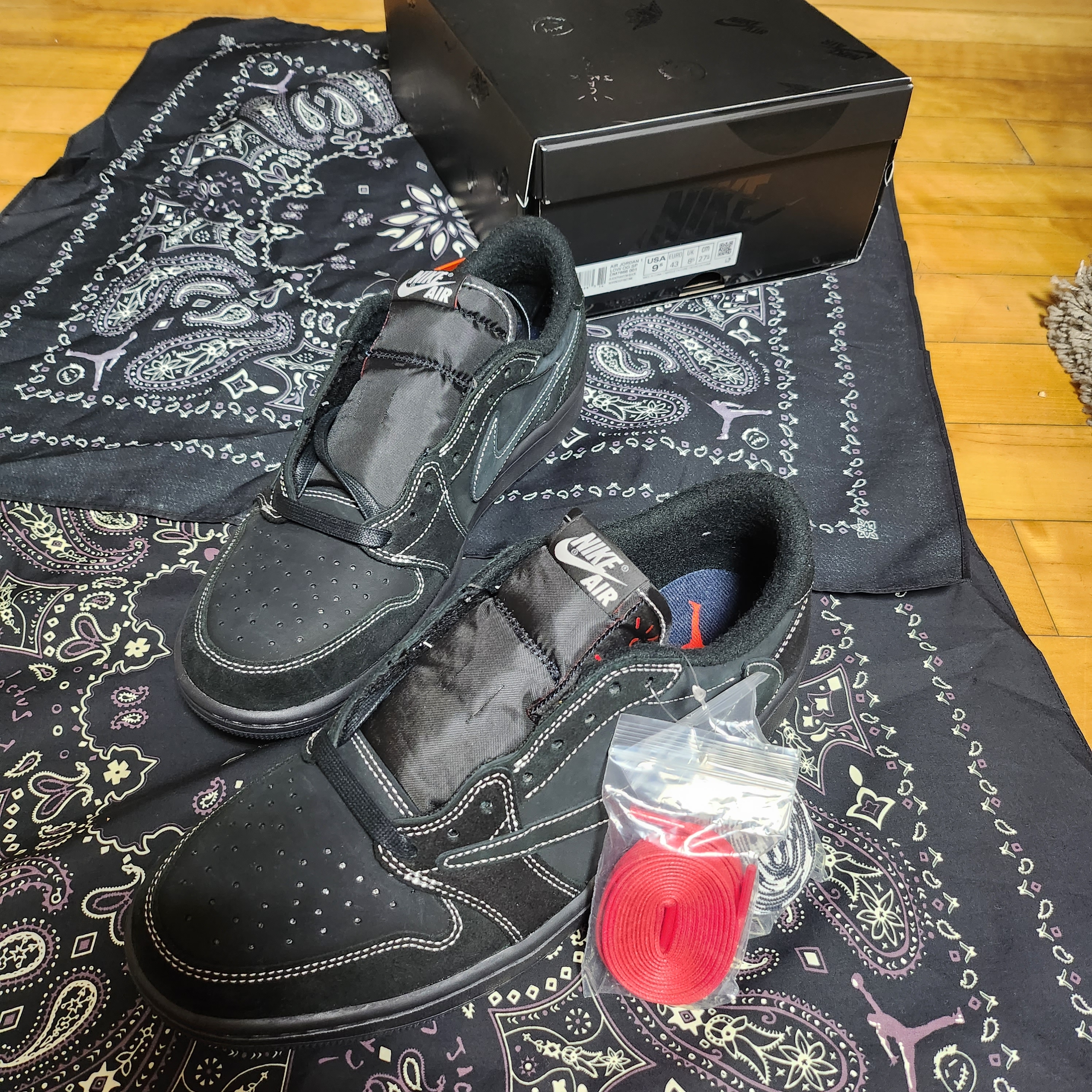 Jordan 1 x Travis Scott Retro Low OG SP Black Phantom 착용 스타일 - 2