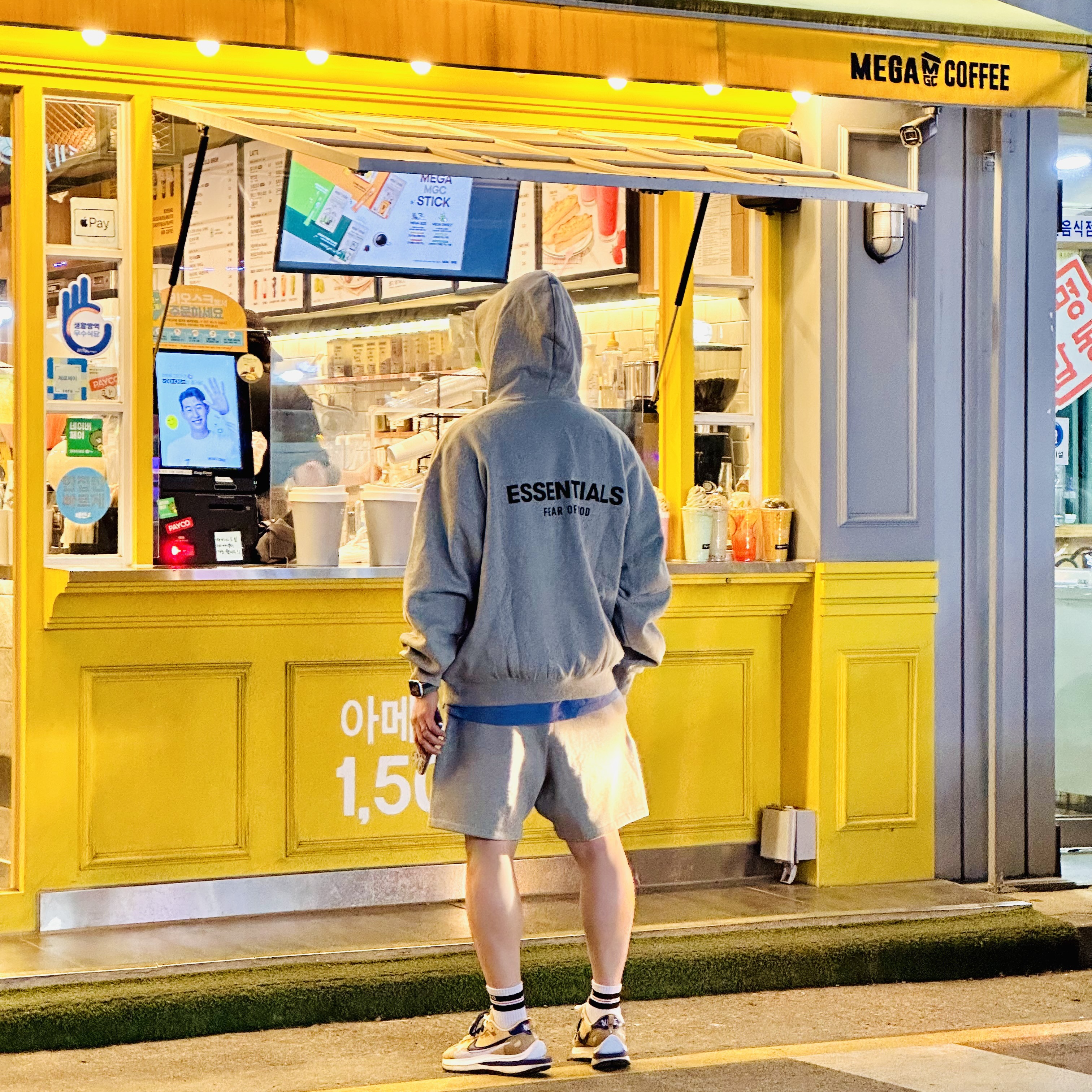 Essentials The Core Collection Hoodie Dark Oatmeal, Essentials The Core Collection Sweatshorts Dark Oatmeal 착용 스타일