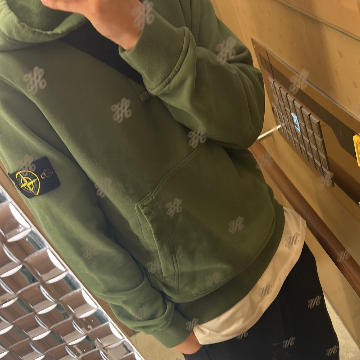 Stone Island 64120 Cotton Fleece Hooded Sweatshirt Olive Green - 22FW 착용 스타일