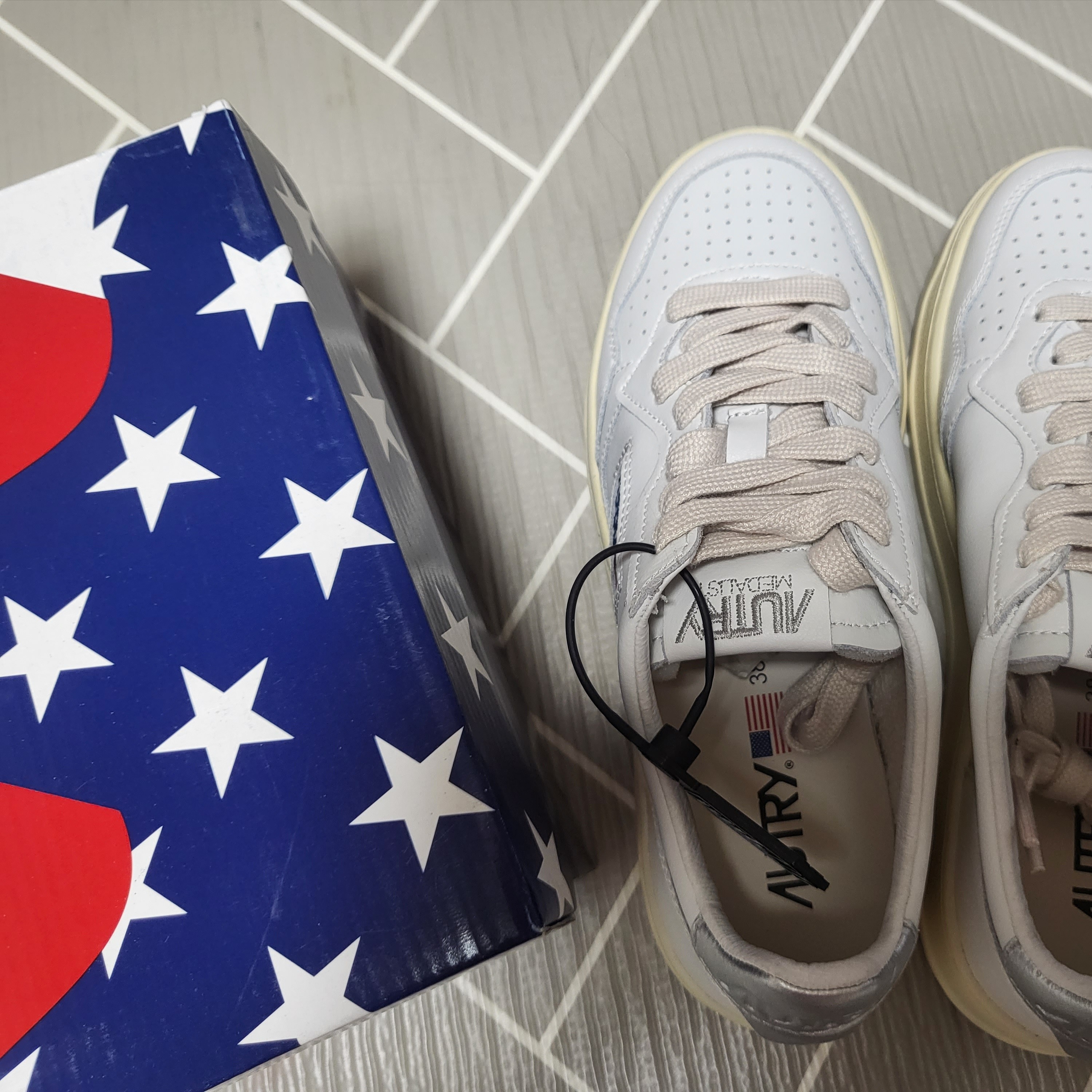 (W) Autry Medalist Low Leather Sneakers White Silver 착용 스타일 - 4