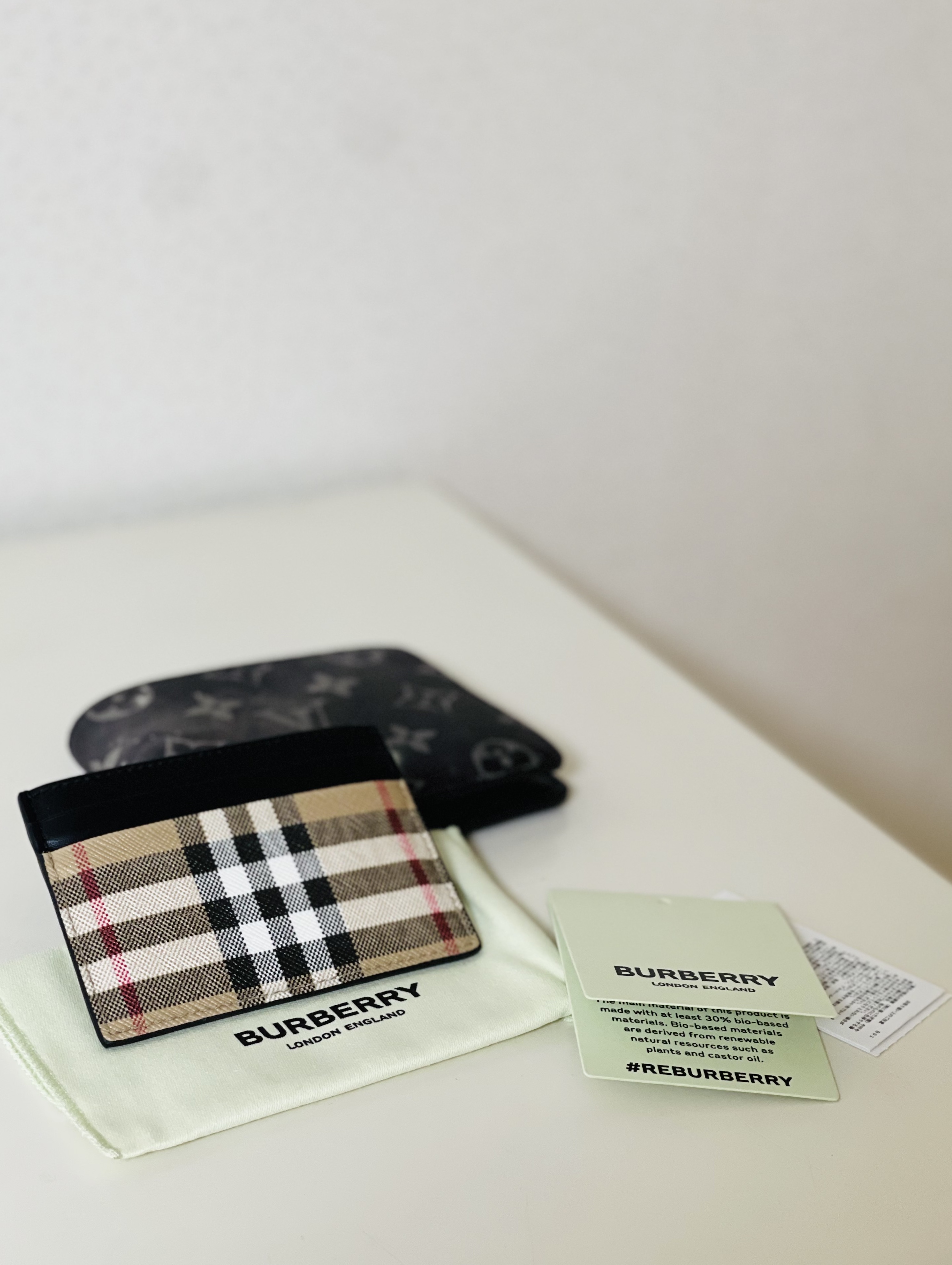Burberry Vintage Check Leather Card Case Archive Beige, Burberry Vintage Check Leather Card Case Archive Beige Black 착용 스타일