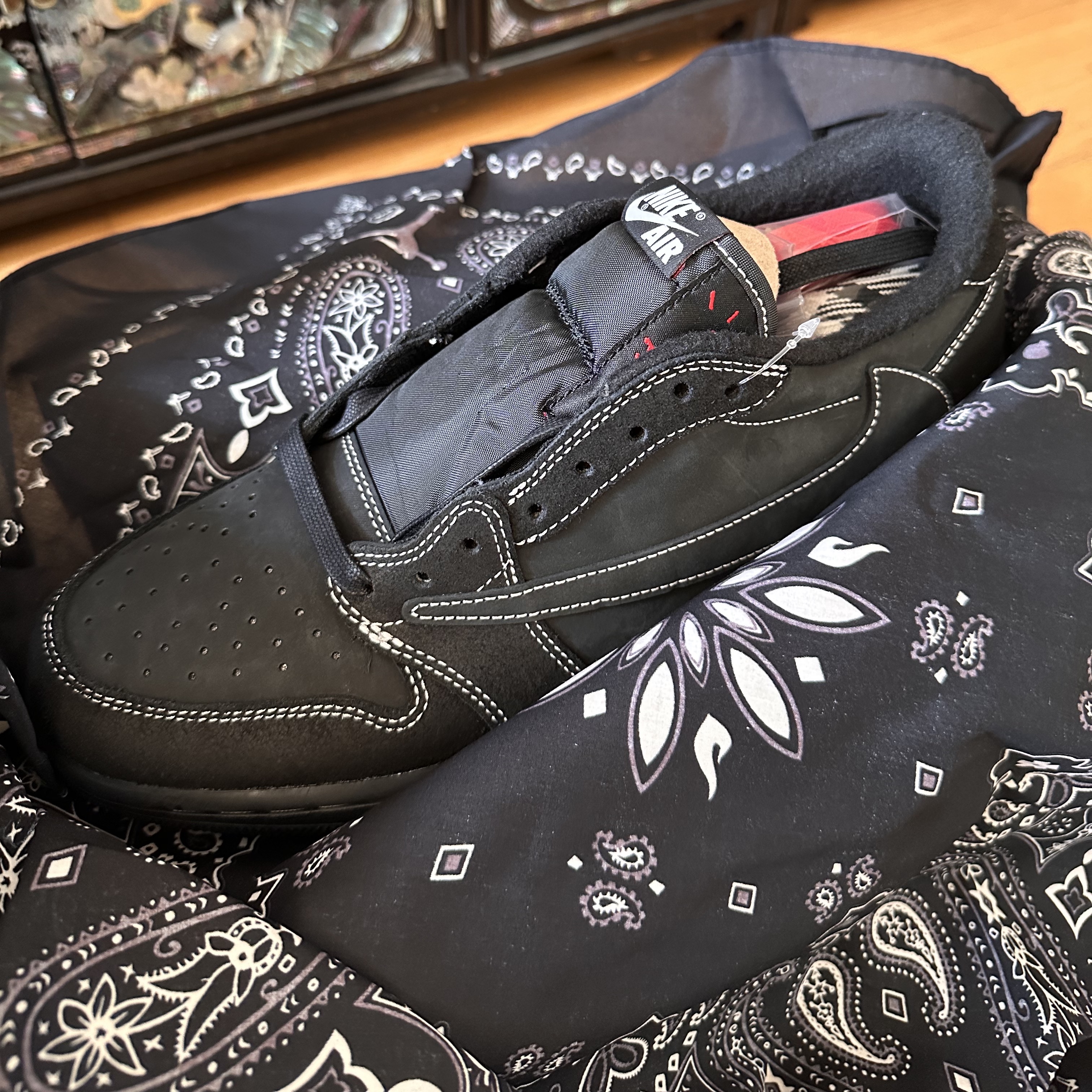 Jordan 1 x Travis Scott Retro Low OG SP Black Phantom 착용 스타일