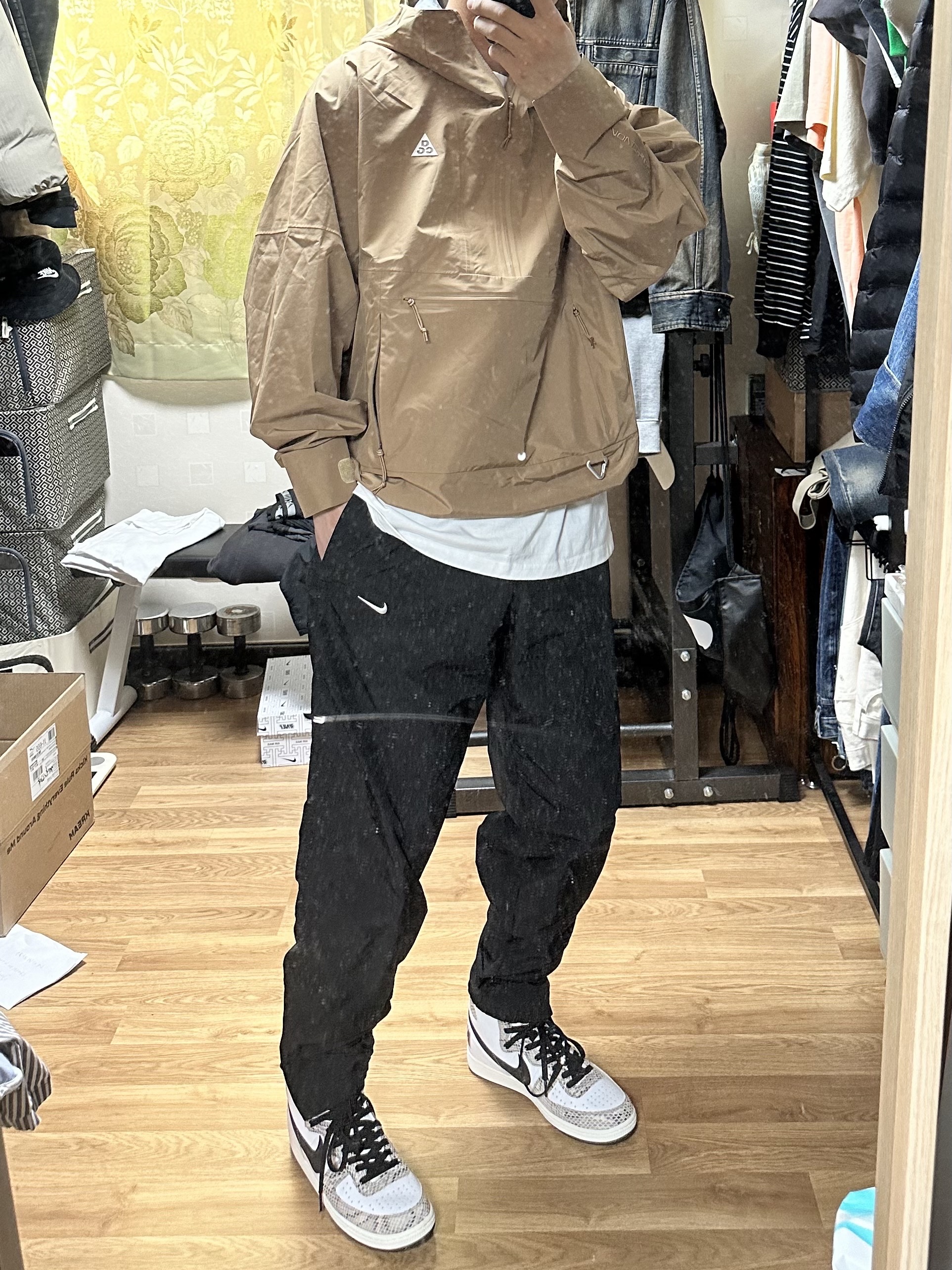 Nike ACG Storm-Fit ADV Cascade Rain Jacket Dark Driftwood- Asia, Nike ACG Cargo Shorts Black - Asia 착용 스타일 - 2