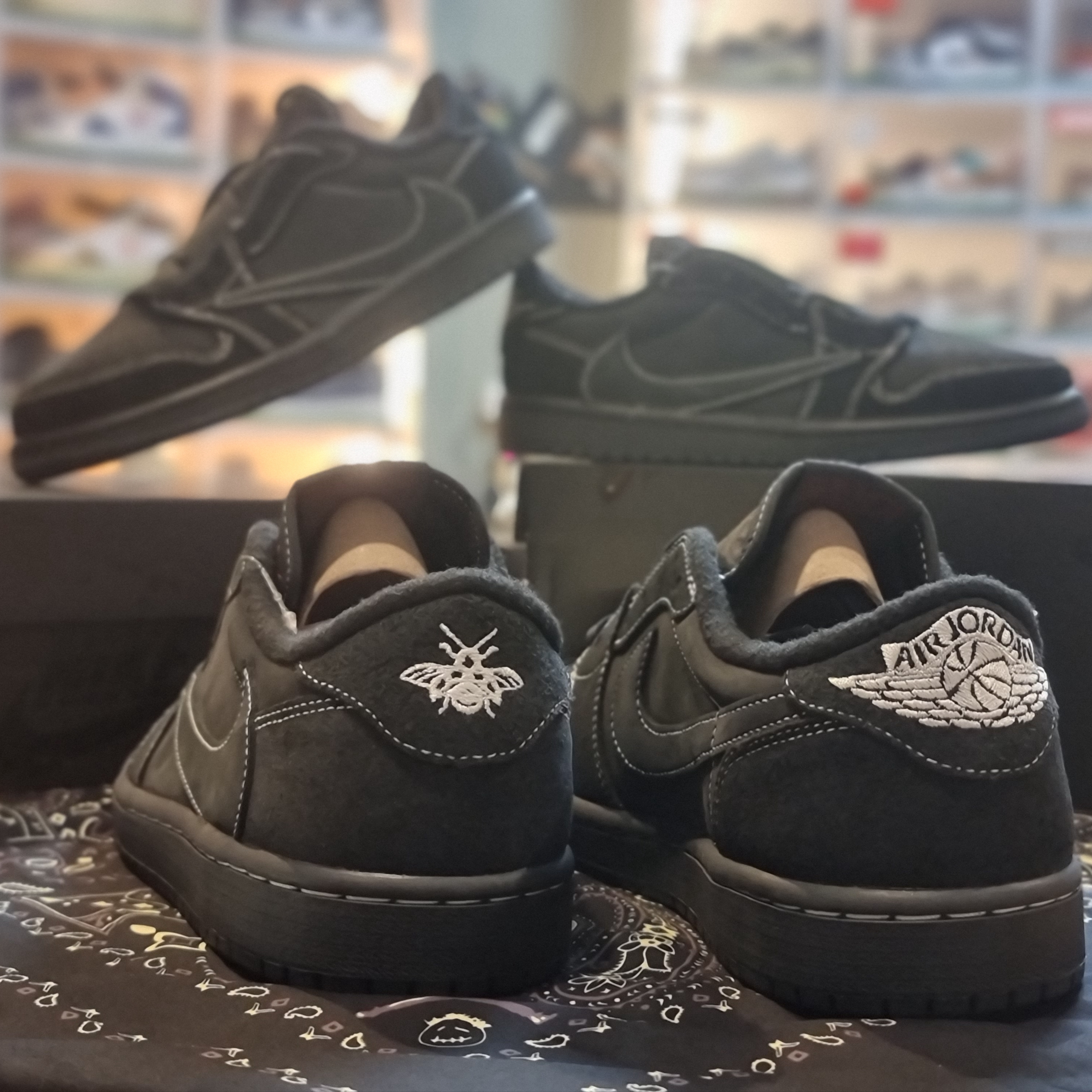 Jordan 1 x Travis Scott Retro Low OG SP Black Phantom 착용 스타일 - 5