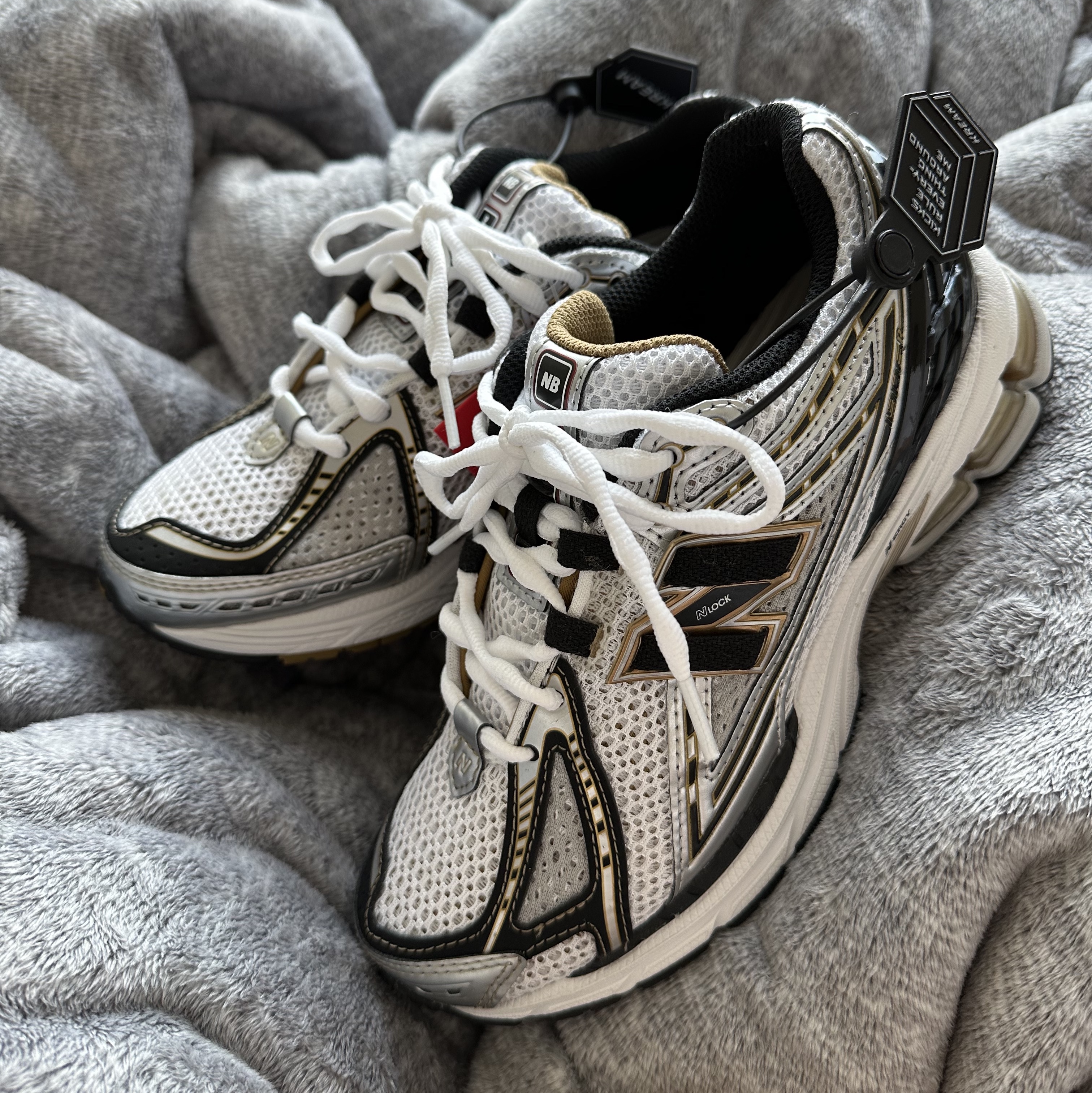 New Balance 1906R White Gold 착용 스타일