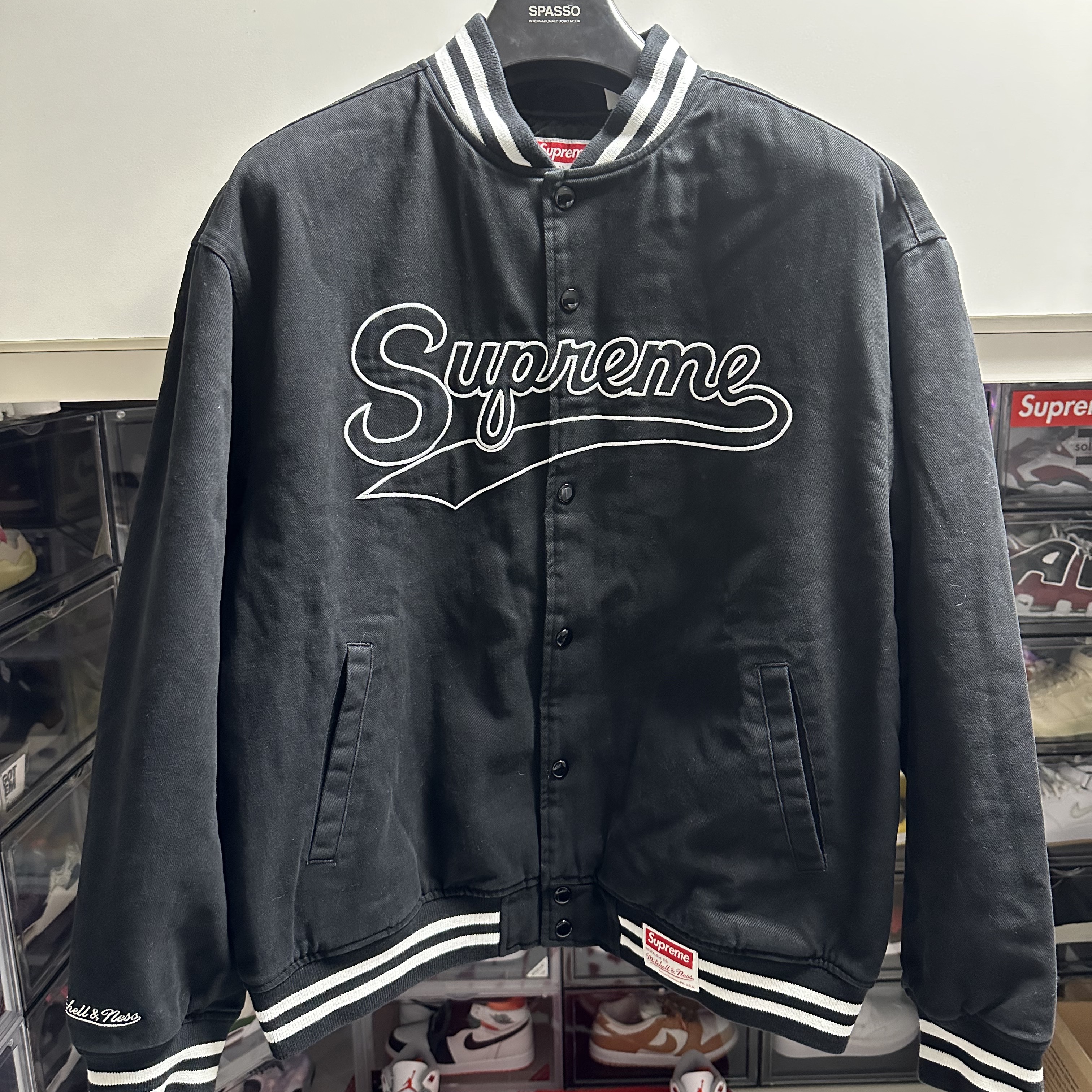 Supreme Mitchell & Ness Doughboy Twill Varsity Jacket Black - 22FW 착용 스타일 - 1