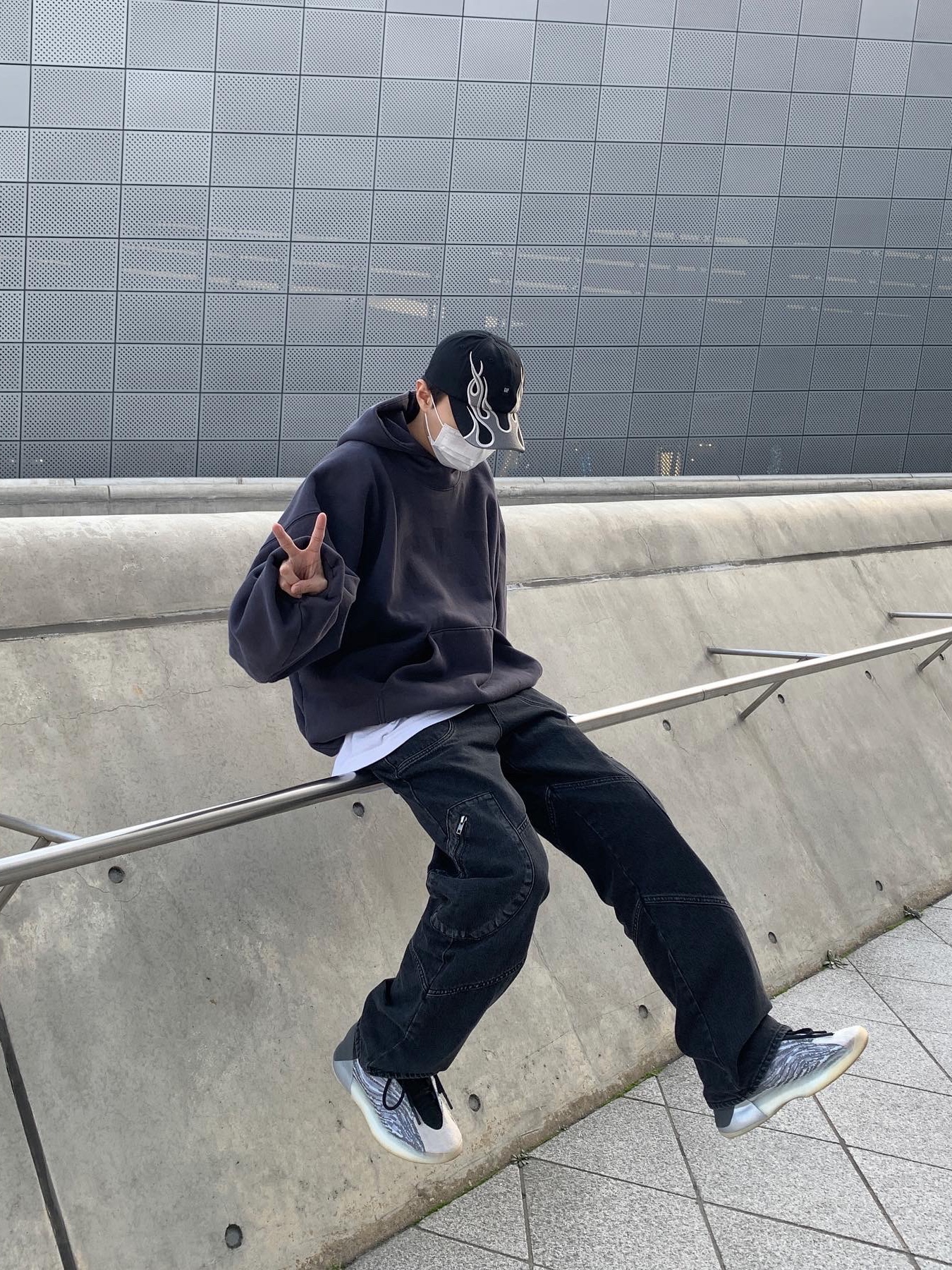 Adidas Yeezy QNTM BSKTBL, Yeezy Gap Engineered By Balenciaga Dove Hoodie Black 착용 스타일 - 1