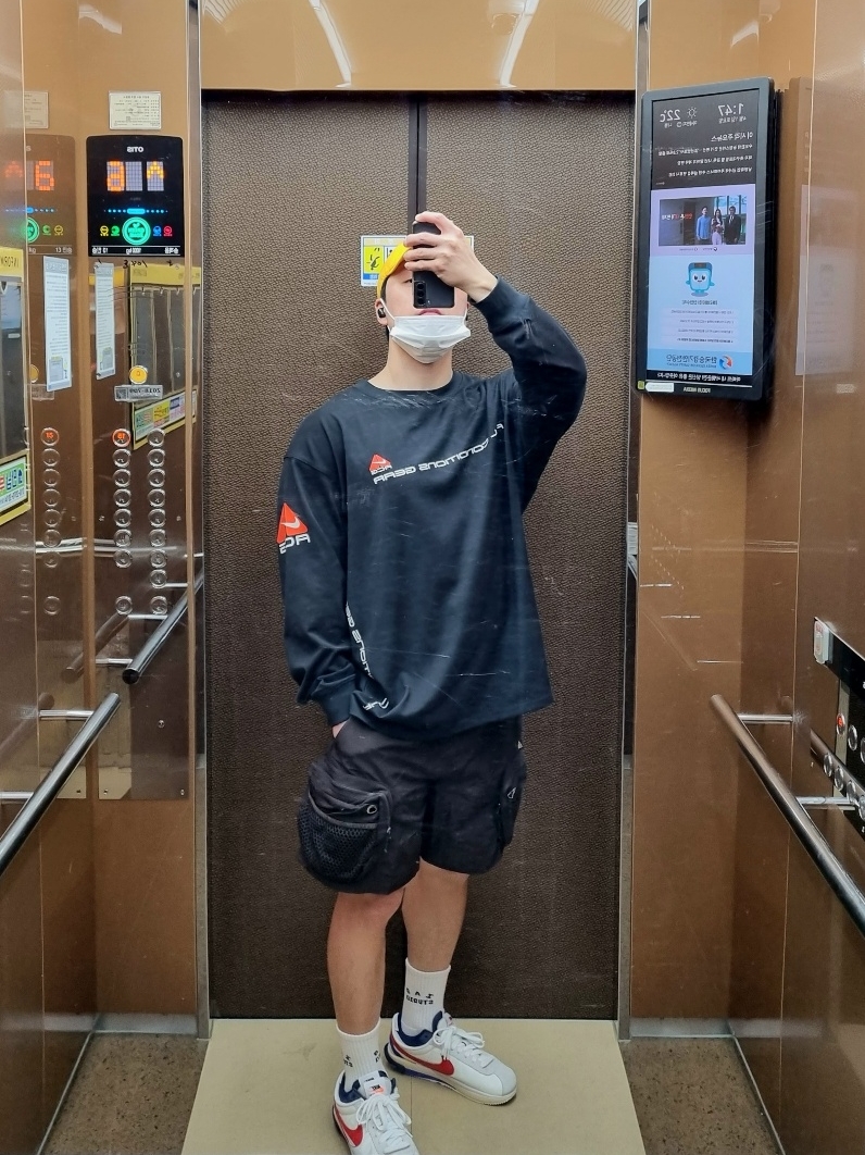 Nike ACG Snowgrass Cargo Shorts Velvet Brown - Asia, Nike NRG ACG SSNL Lungs Long Sleeve T-Shirt Black - US/EU 착용 스타일 - 1