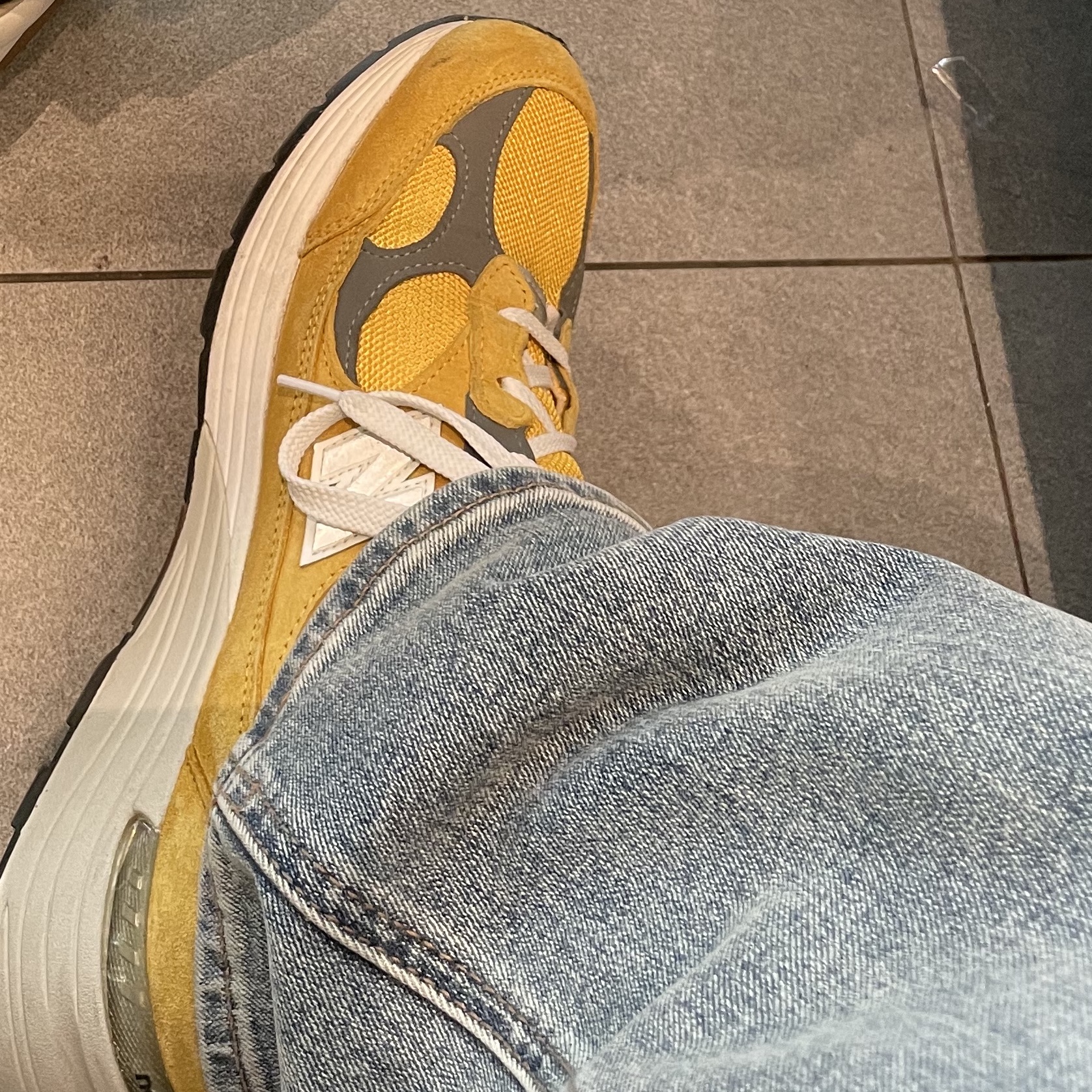 New Balance 992 Made in USA Gold Cream 착용 스타일