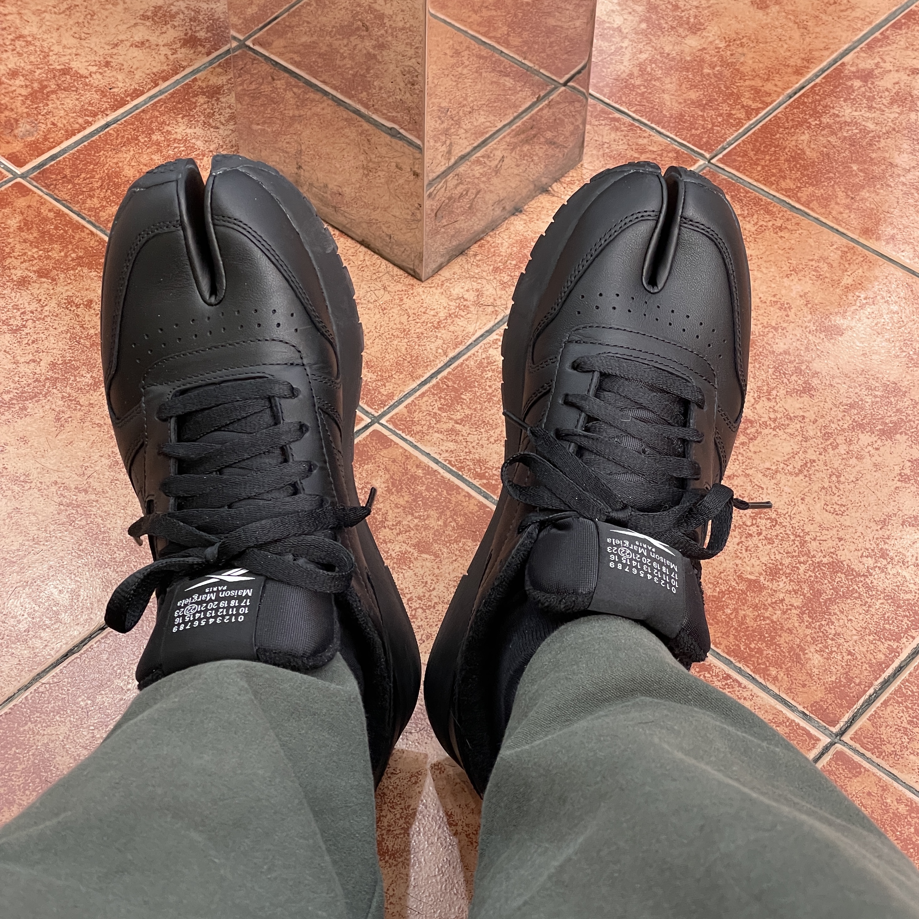 Reebok x Maison Margiela Classic Leather Tabi Shoes Black 착용 스타일