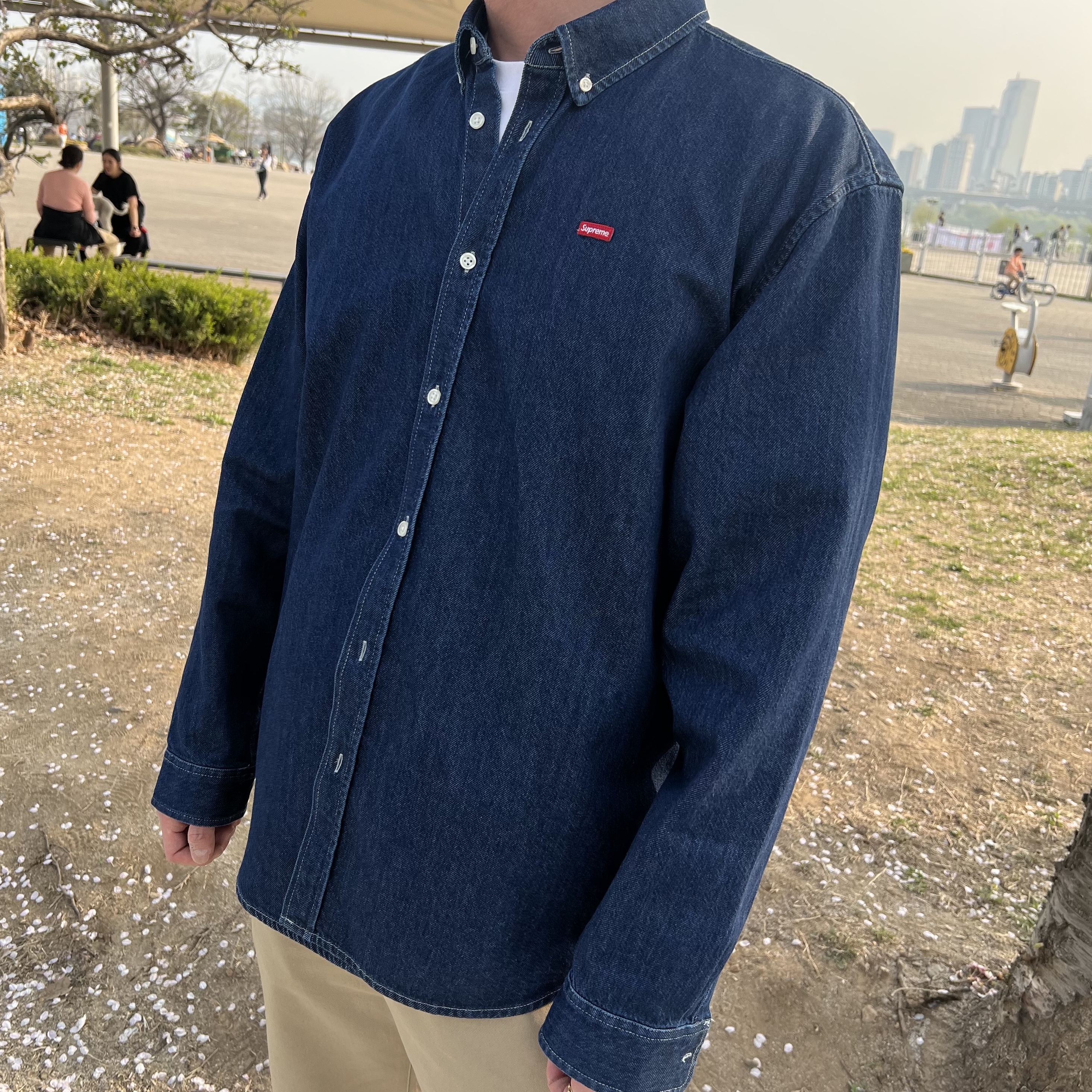 Supreme Small Box Shirt Denim - 22FW, Maison Mihara Yasuhiro Blakey OG Sole Leather Low-top Sneakers Black 착용 스타일 - 3