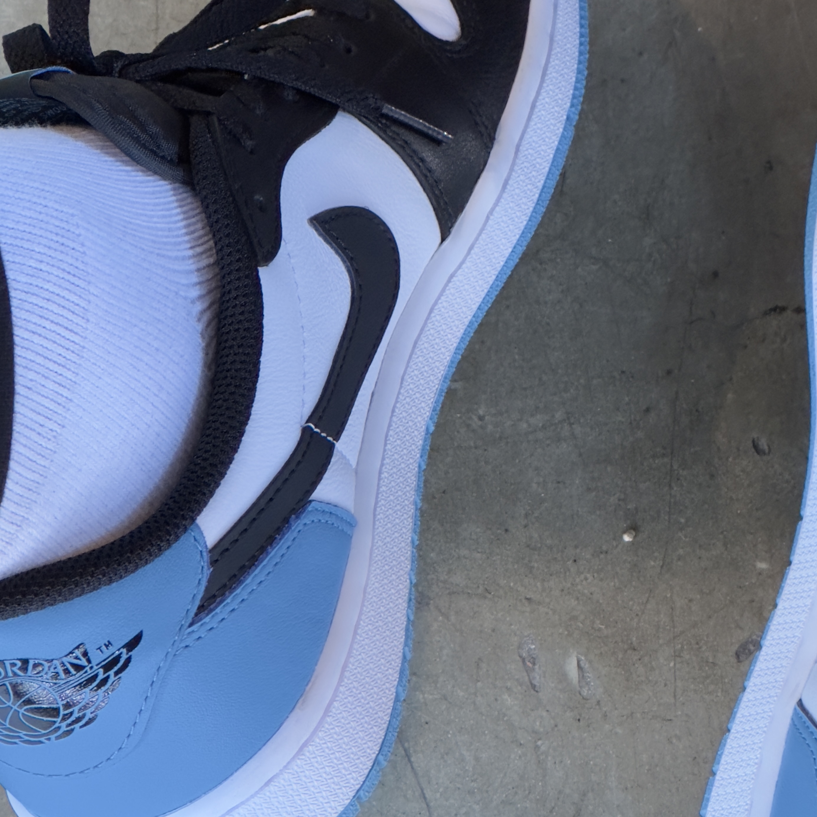 Jordan 1 Retro Low OG Black and Dark Powder Blue 착용 스타일