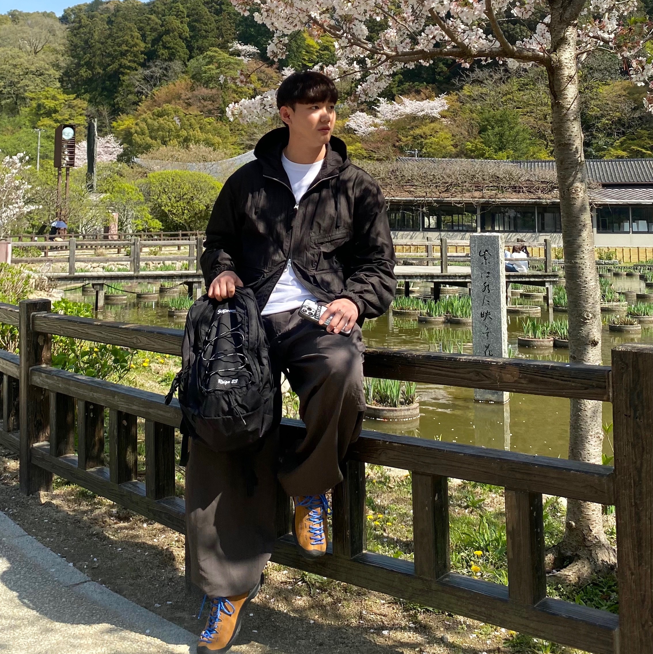 Keen Jasper Suede Sneakers Camel, Supreme Backpack Black - 22SS 착용 스타일