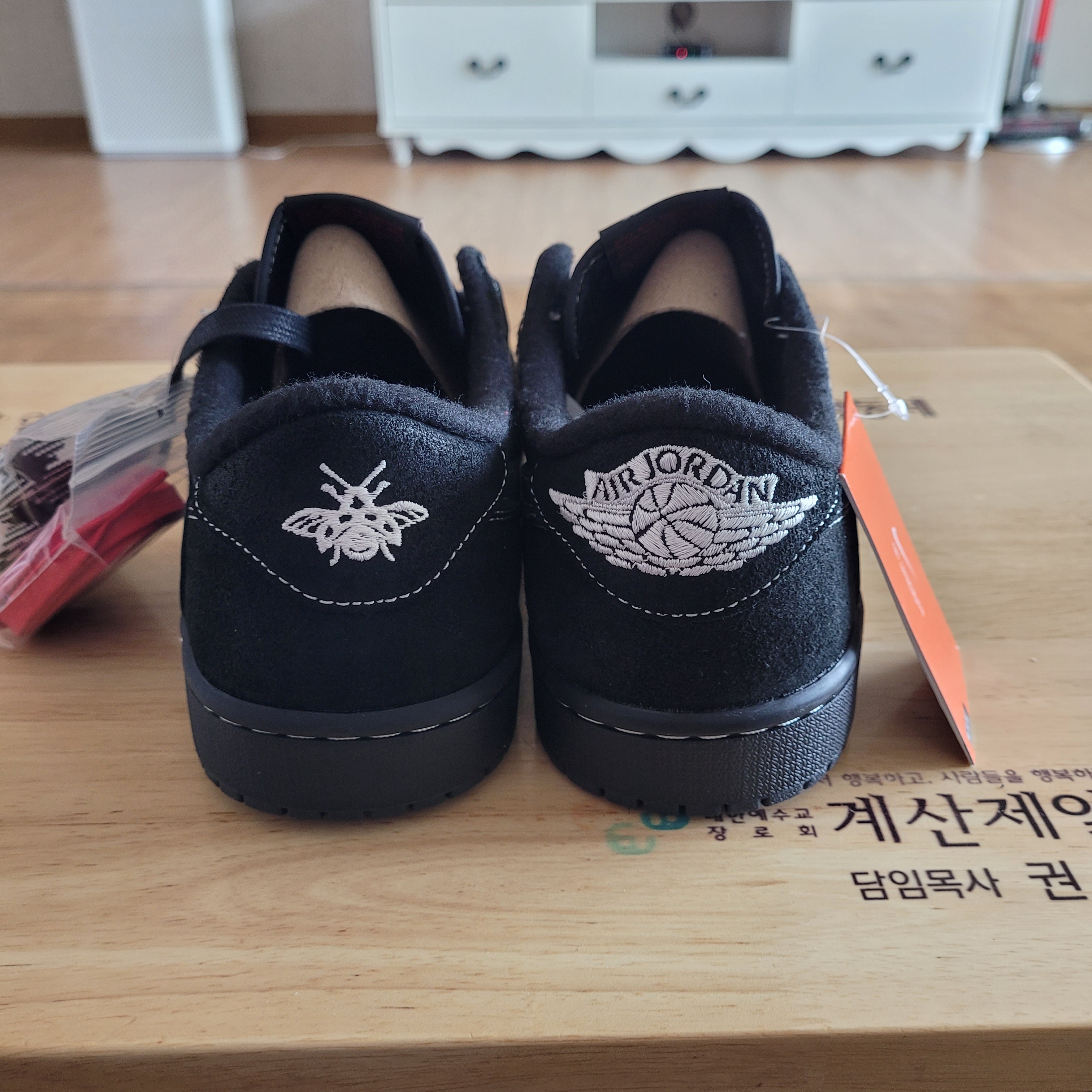 Jordan 1 x Travis Scott Retro Low OG SP Black Phantom 착용 스타일 - 2