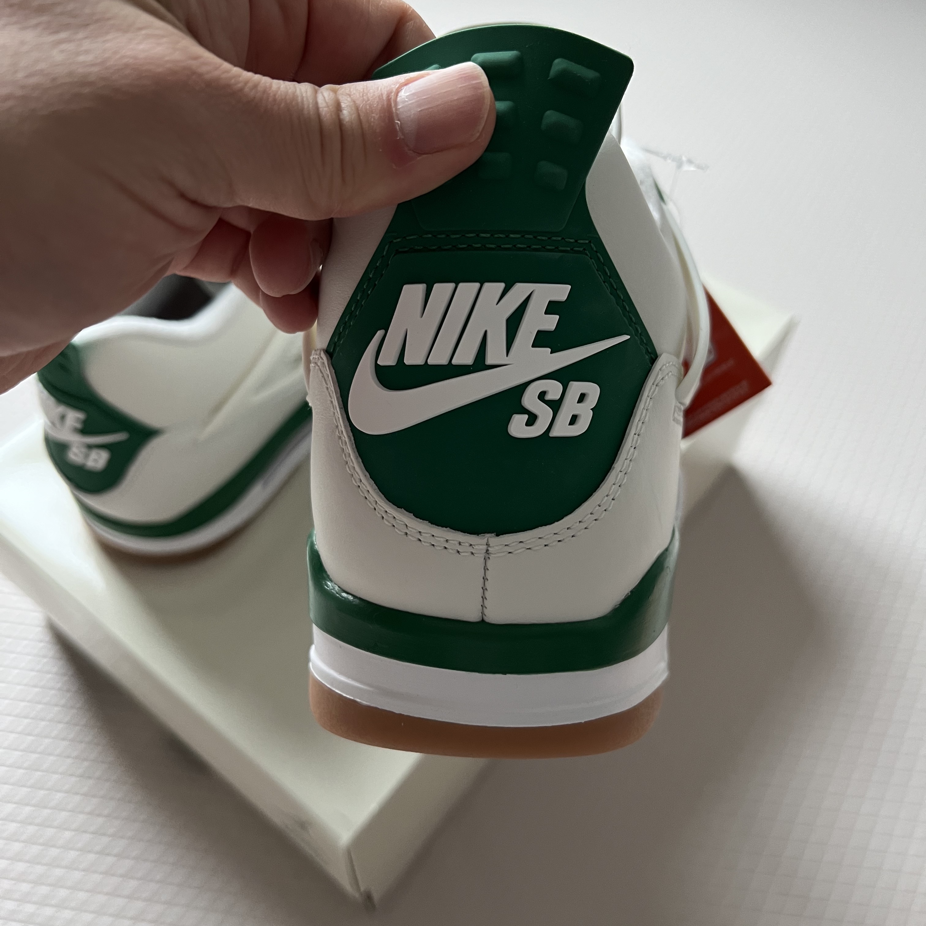 Jordan 4 x Nike SB Retro SP Pine Green 착용 스타일