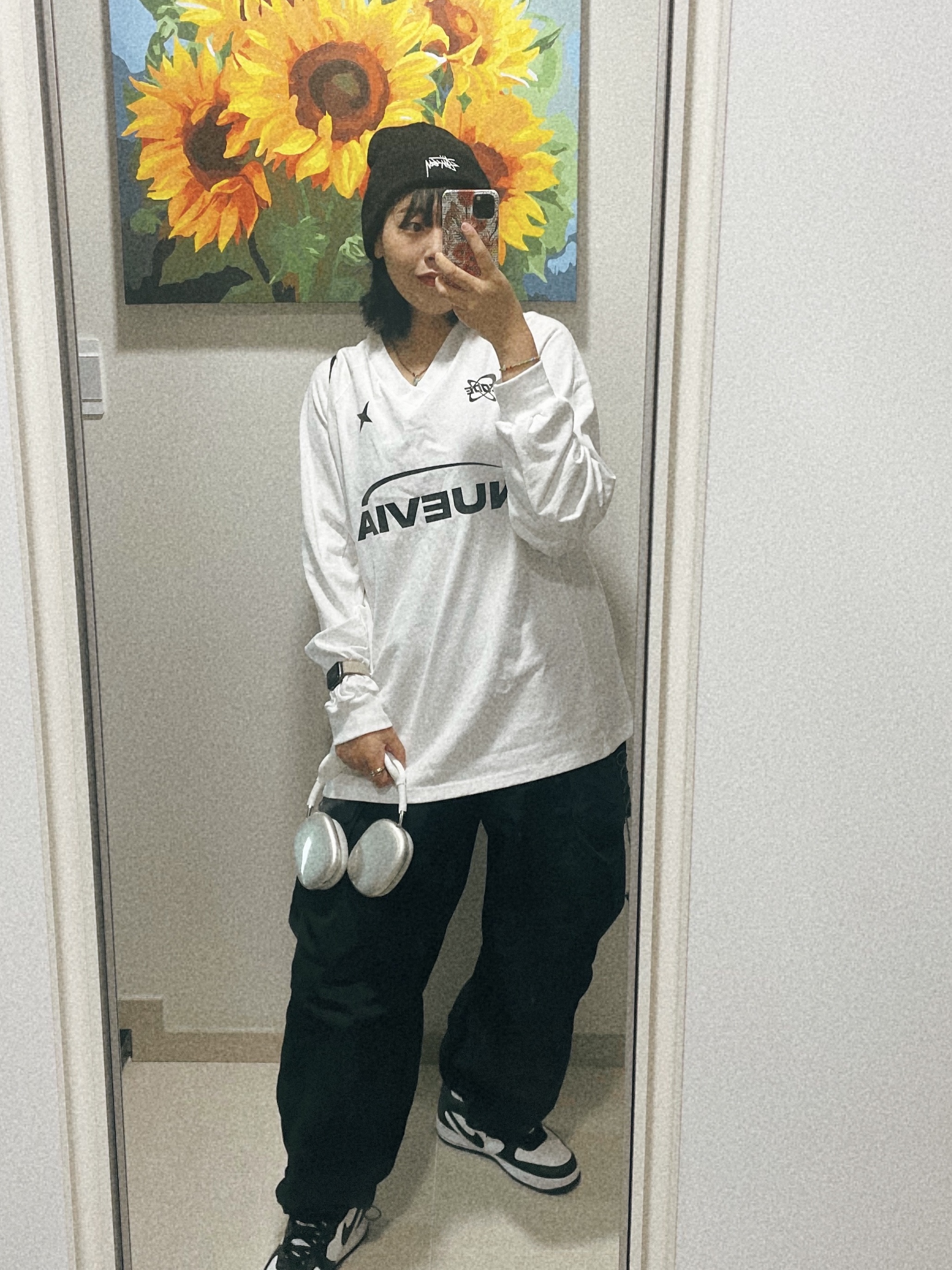 Apple AirPods Max Lightning Silver (Korean Ver.), Nike x Stussy Air Force 1 '07 Mid SP Black and Light Bone 착용 스타일 - 1