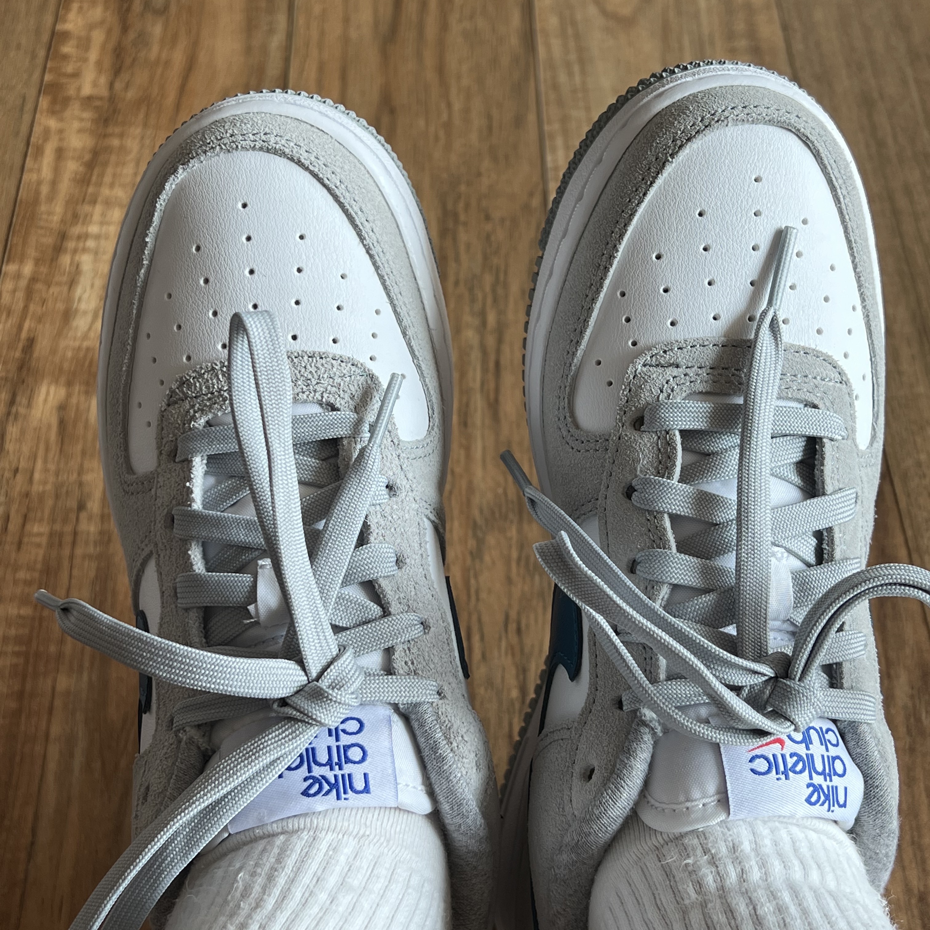 (GS) Nike Air Force 1 LV8 Athletic Club Light Smoke Grey Marina 착용 스타일 - 3