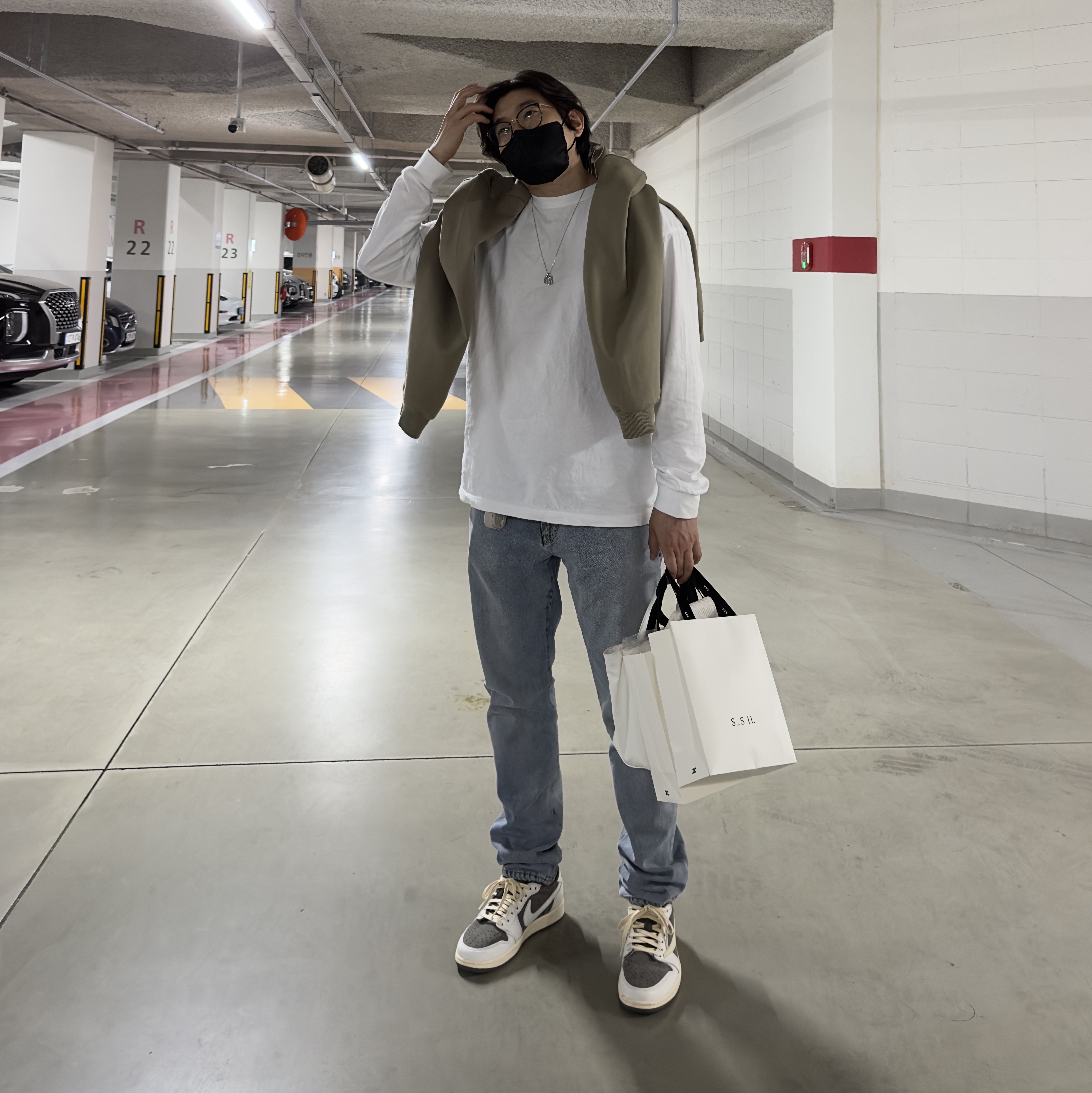 Jordan 1 x Travis Scott Retro Low OG SP Sail and Ridgerock 착용 스타일